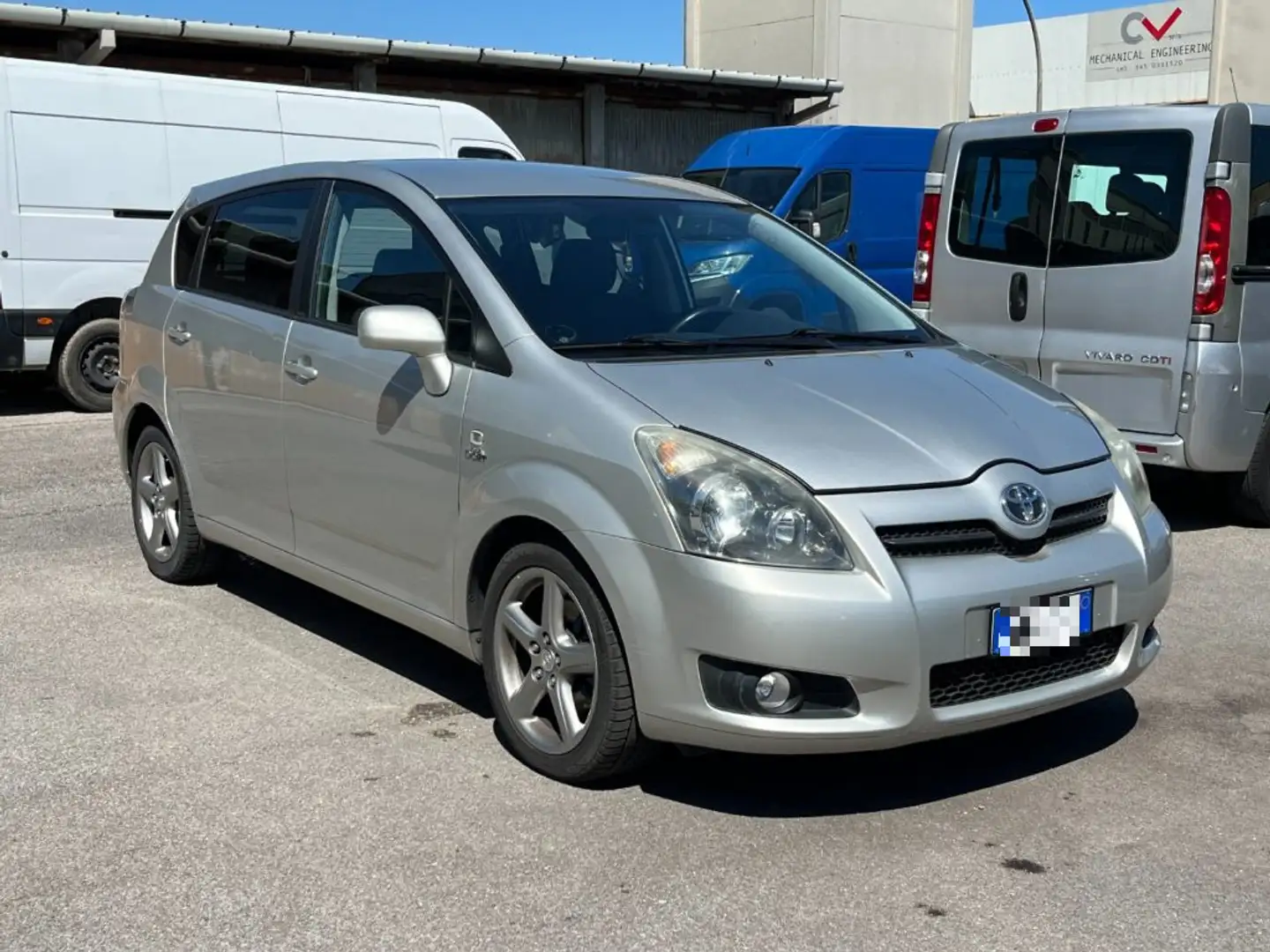 Toyota Corolla Verso 2.2 16V D-4D DPF 7 POSTI Silber - 1