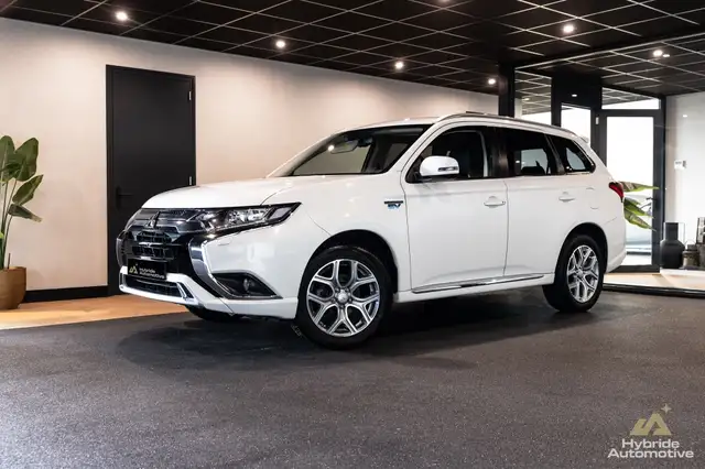 Mitsubishi Outlander 2.4 PHEV Pure | Half Leer | Camera | Navi |