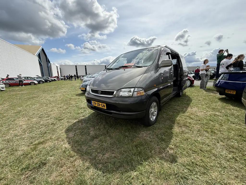 Toyota Hiace 1995 из Европы — купить под ключ