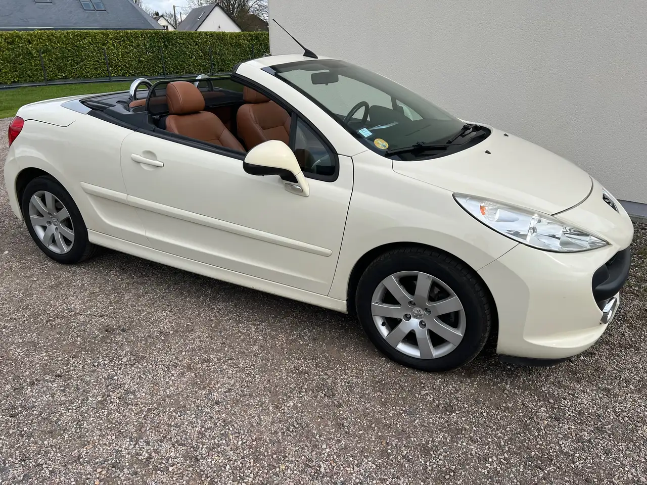 Peugeot 207 CC 1.6 HDi 16V 110ch FAP BLUE LION Sport