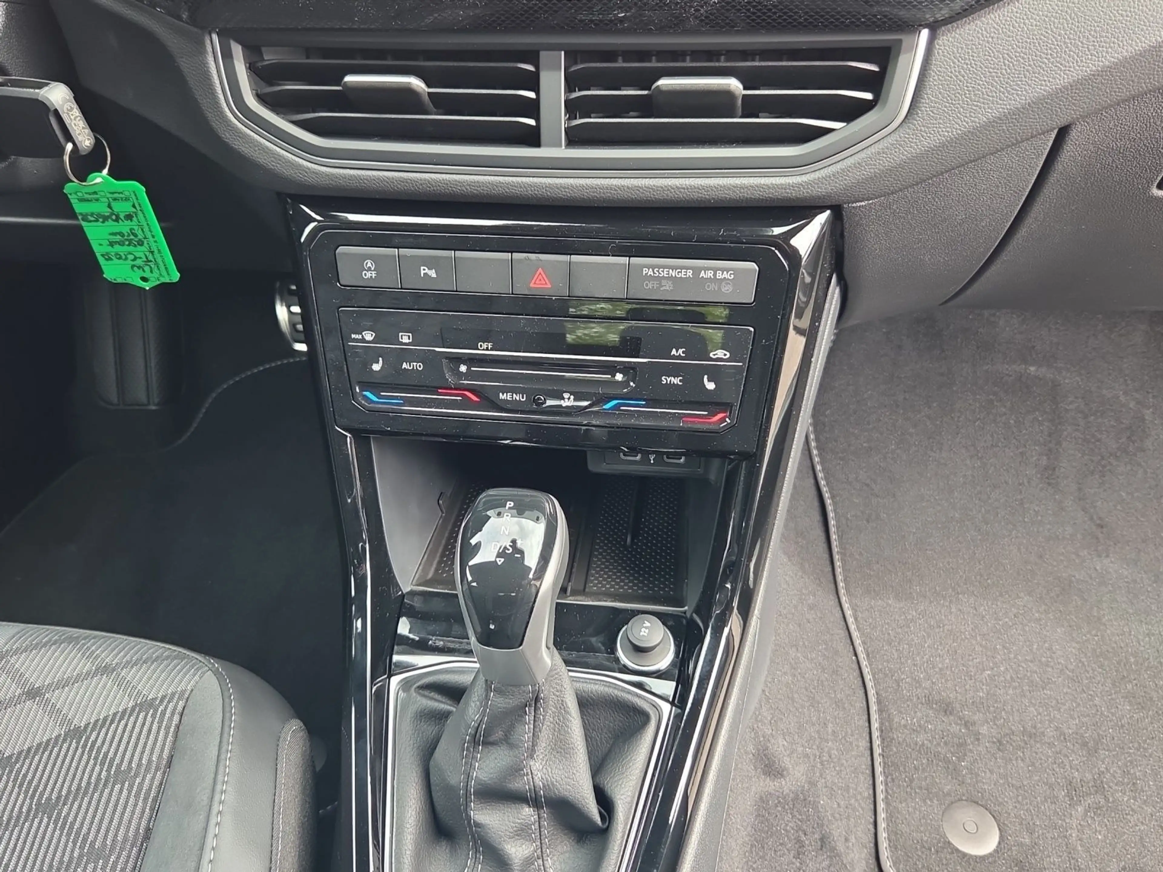 Volkswagen T-Cross 1.0 TSI DSG R-Line NAV*RFK*APP*LED*17Z* — photo 7