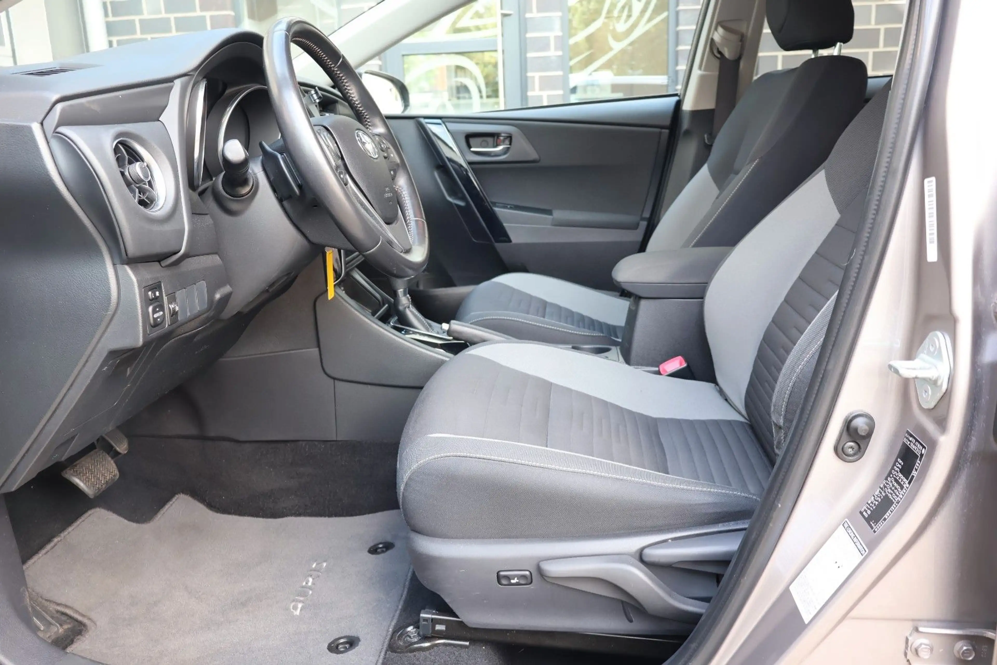 Toyota Auris Touring Sports Design Edition AHK/Kamera — photo 39