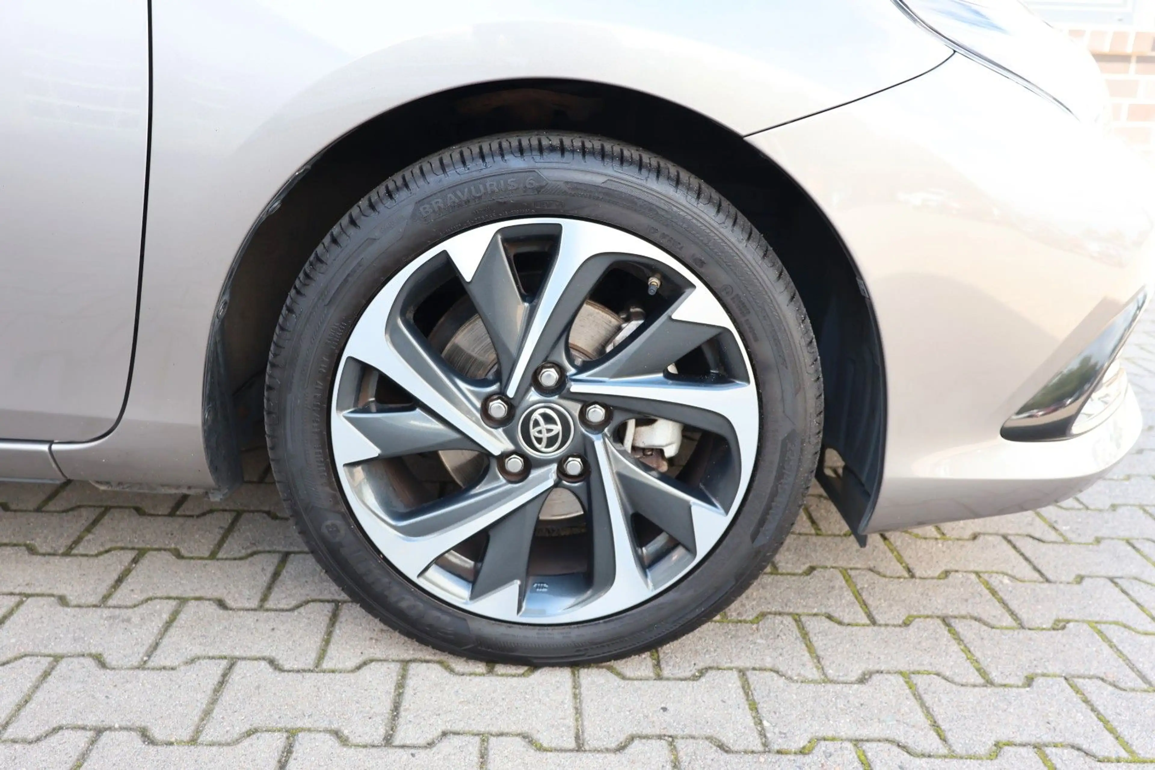 Toyota Auris Touring Sports Design Edition AHK/Kamera — photo 7