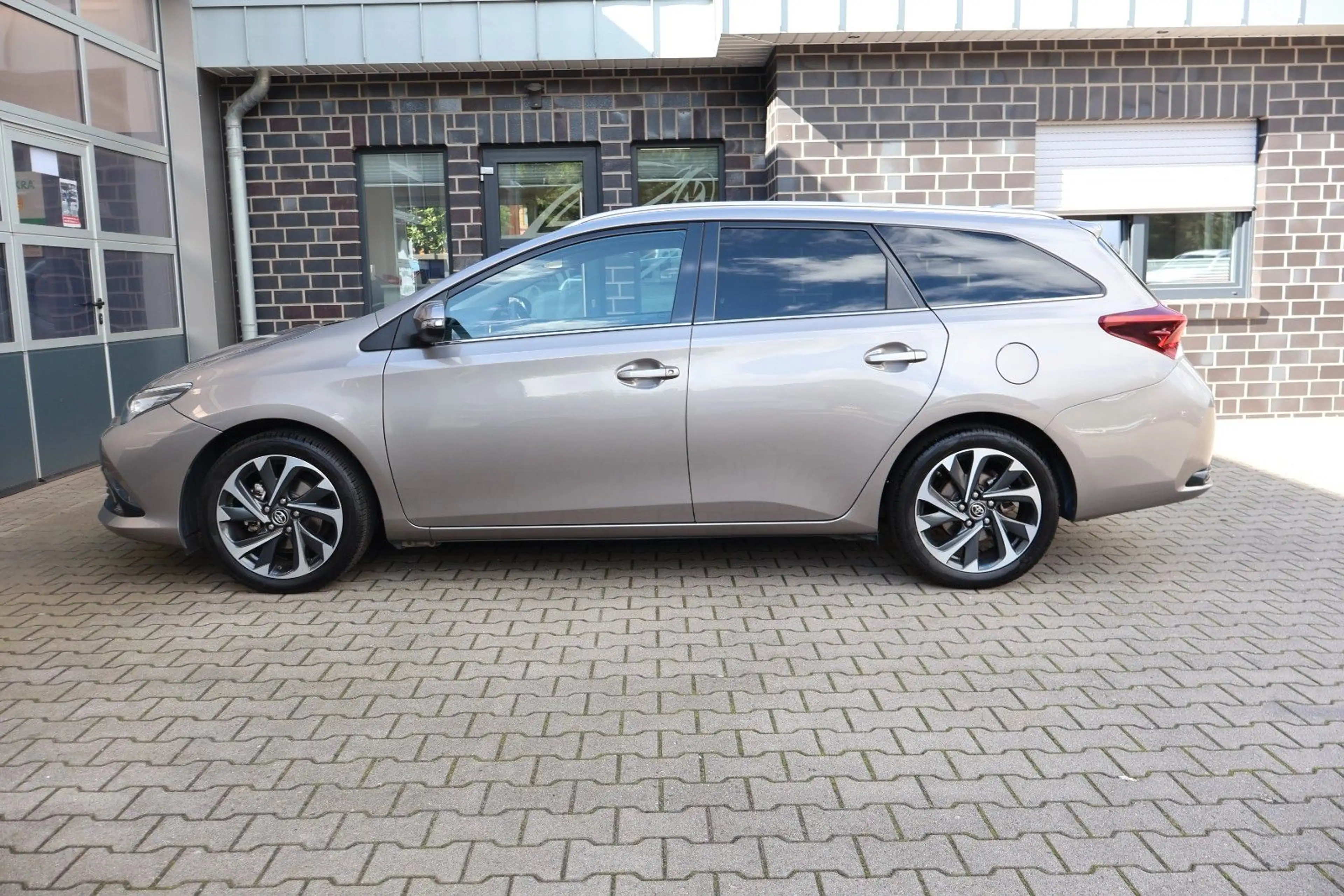 Toyota Auris Touring Sports Design Edition AHK/Kamera — photo 33