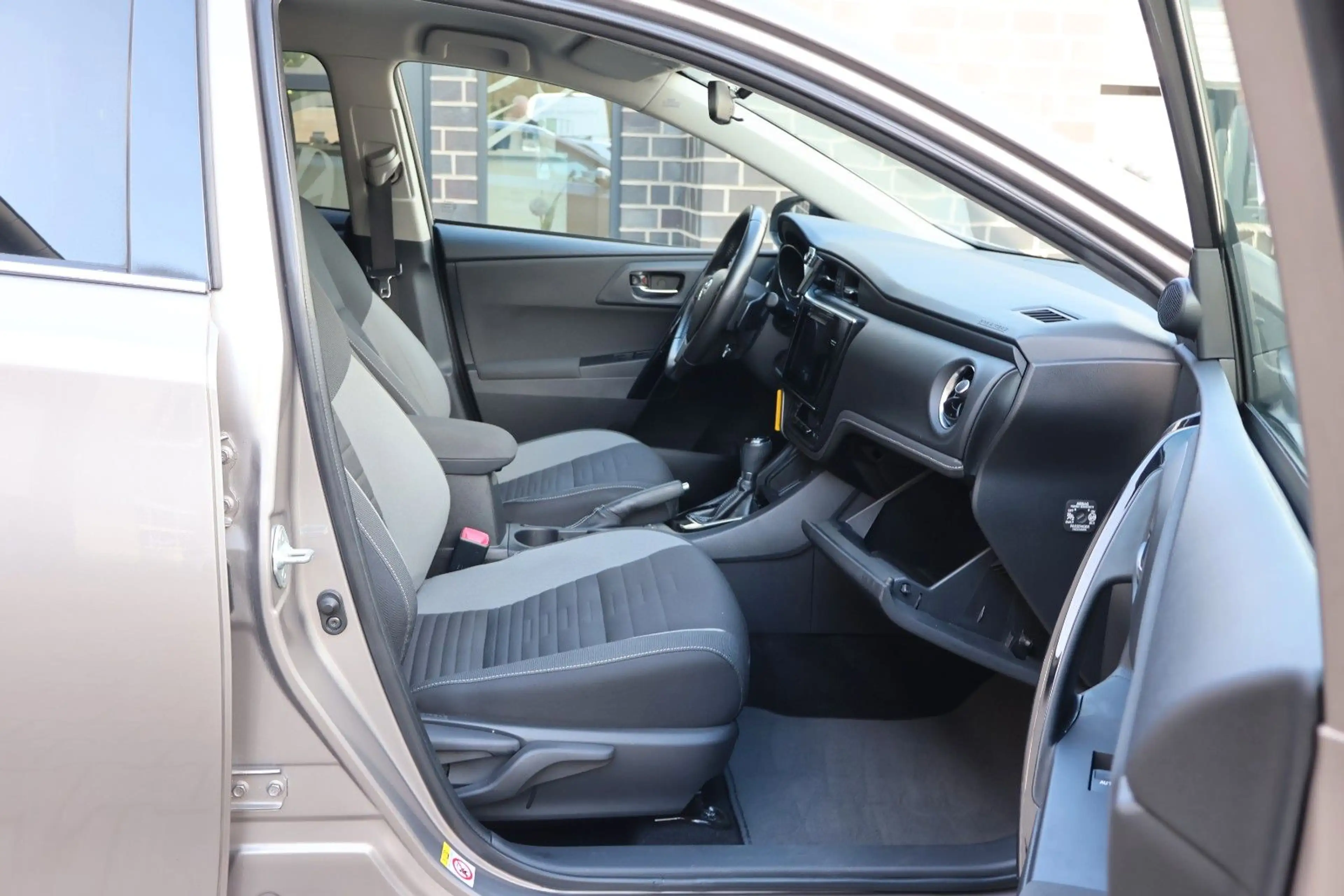 Toyota Auris Touring Sports Design Edition AHK/Kamera — photo 10