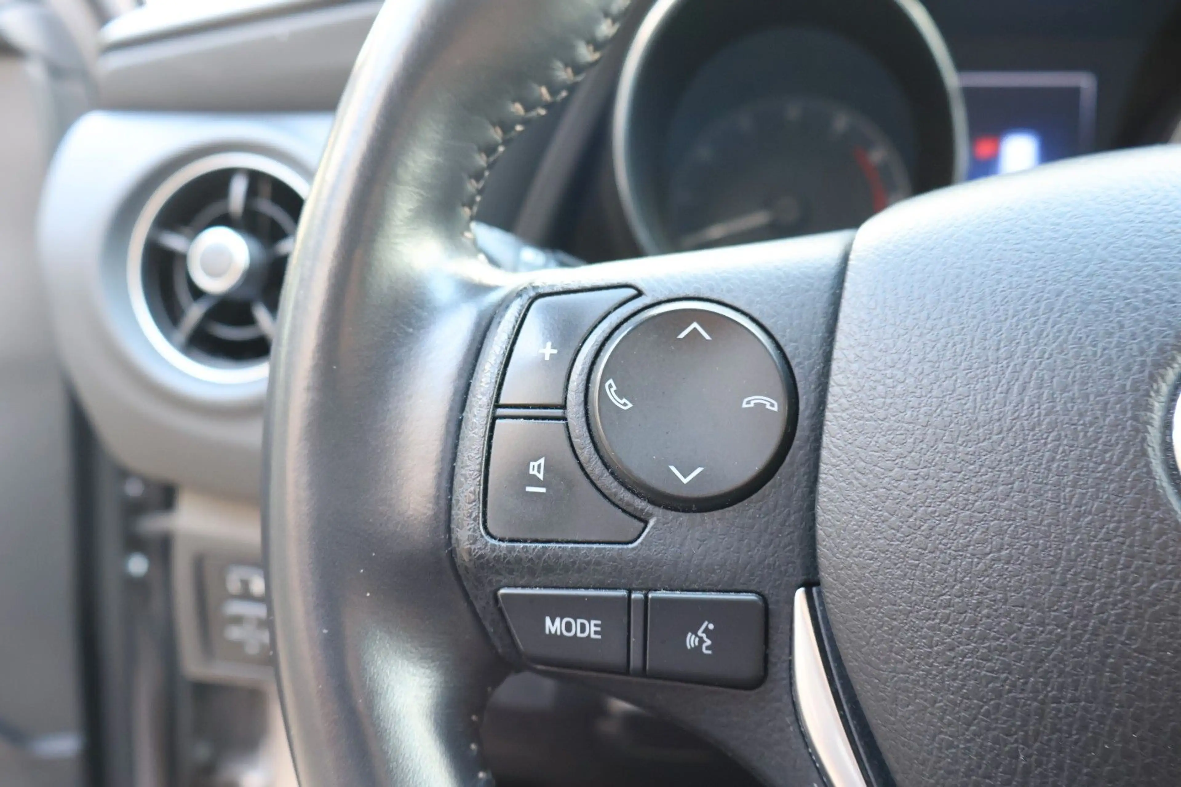 Toyota Auris Touring Sports Design Edition AHK/Kamera — photo 21