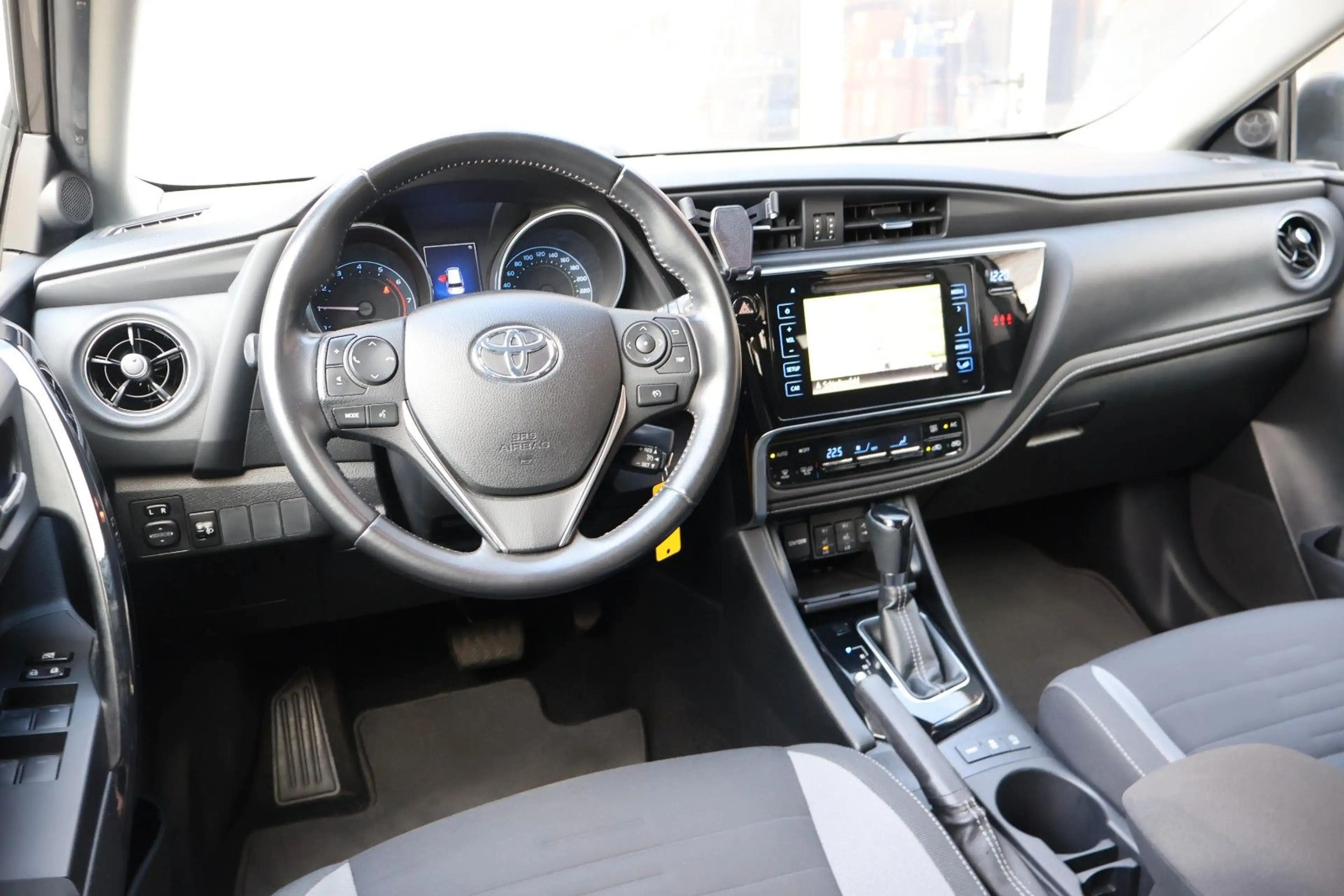 Toyota Auris Touring Sports Design Edition AHK/Kamera — photo 36