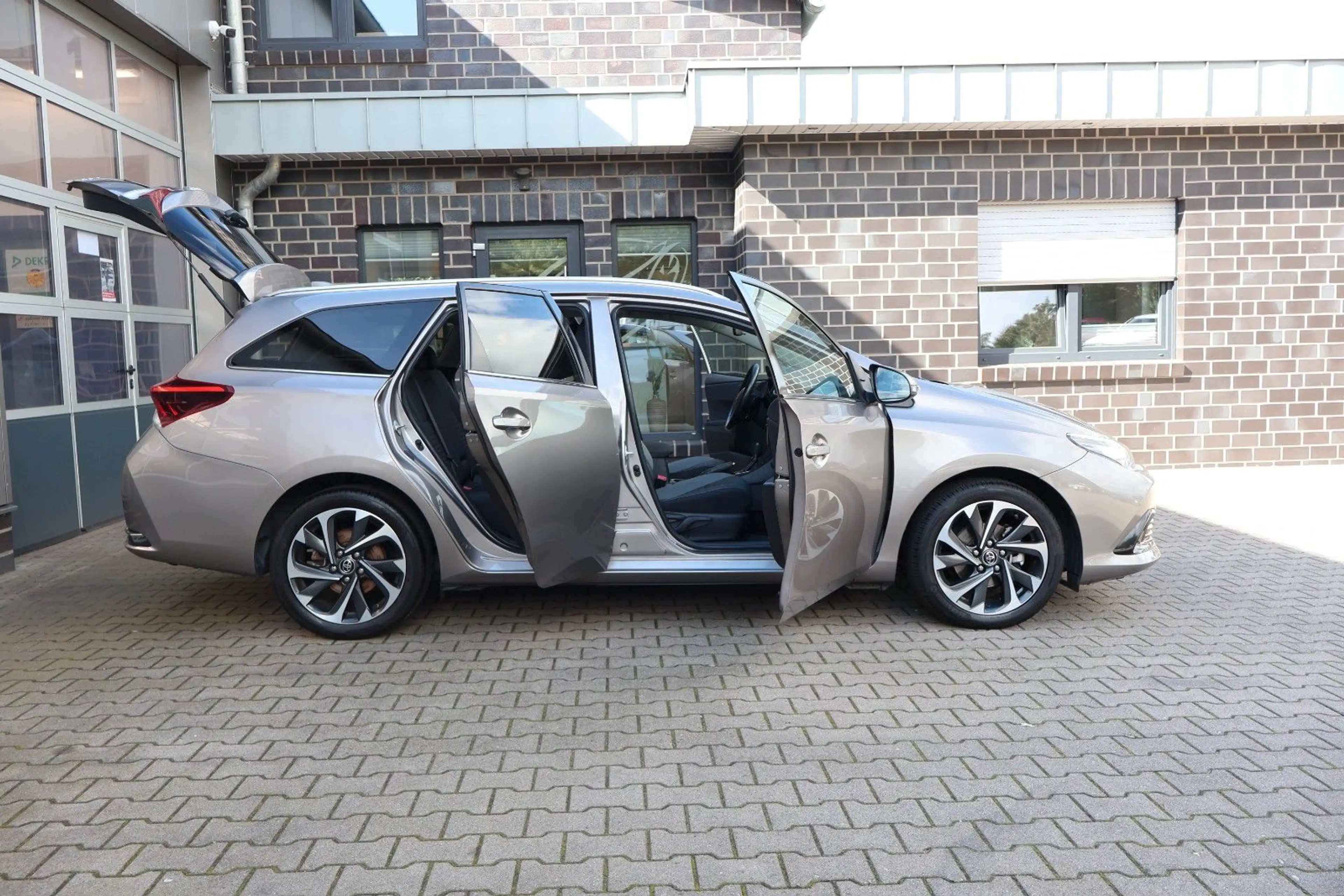 Toyota Auris Touring Sports Design Edition AHK/Kamera — photo 14