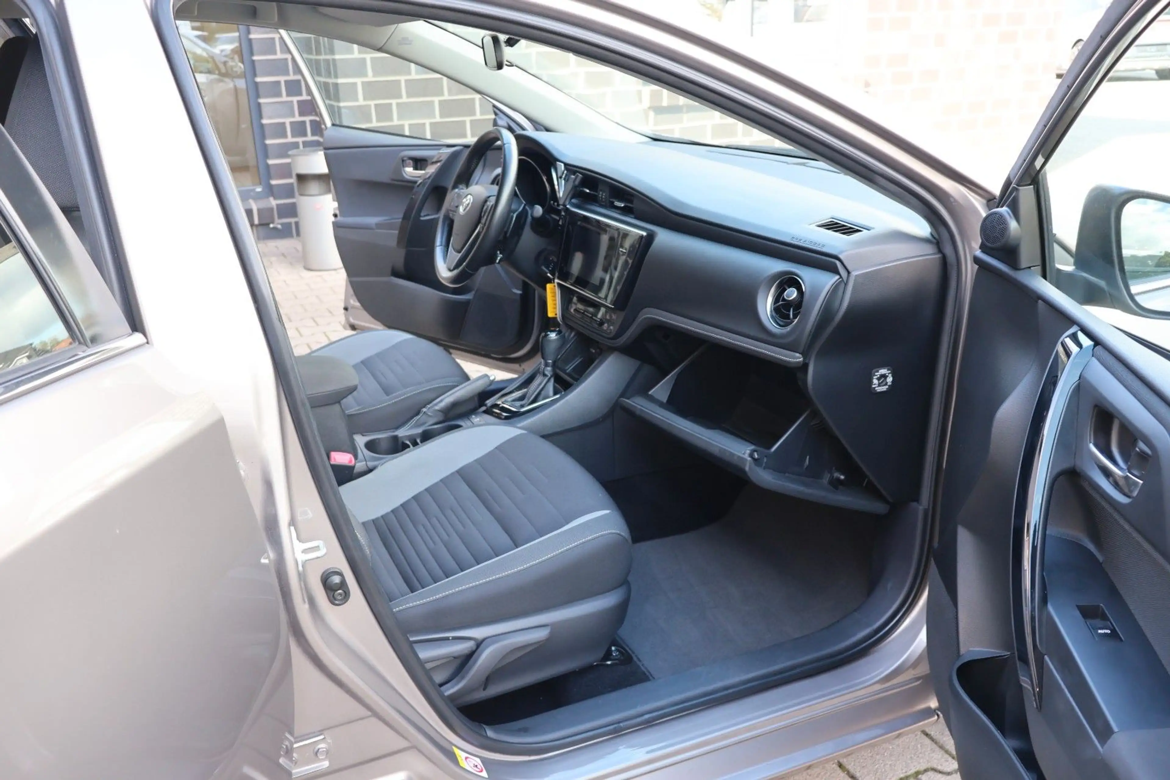 Toyota Auris Touring Sports Design Edition AHK/Kamera — photo 16