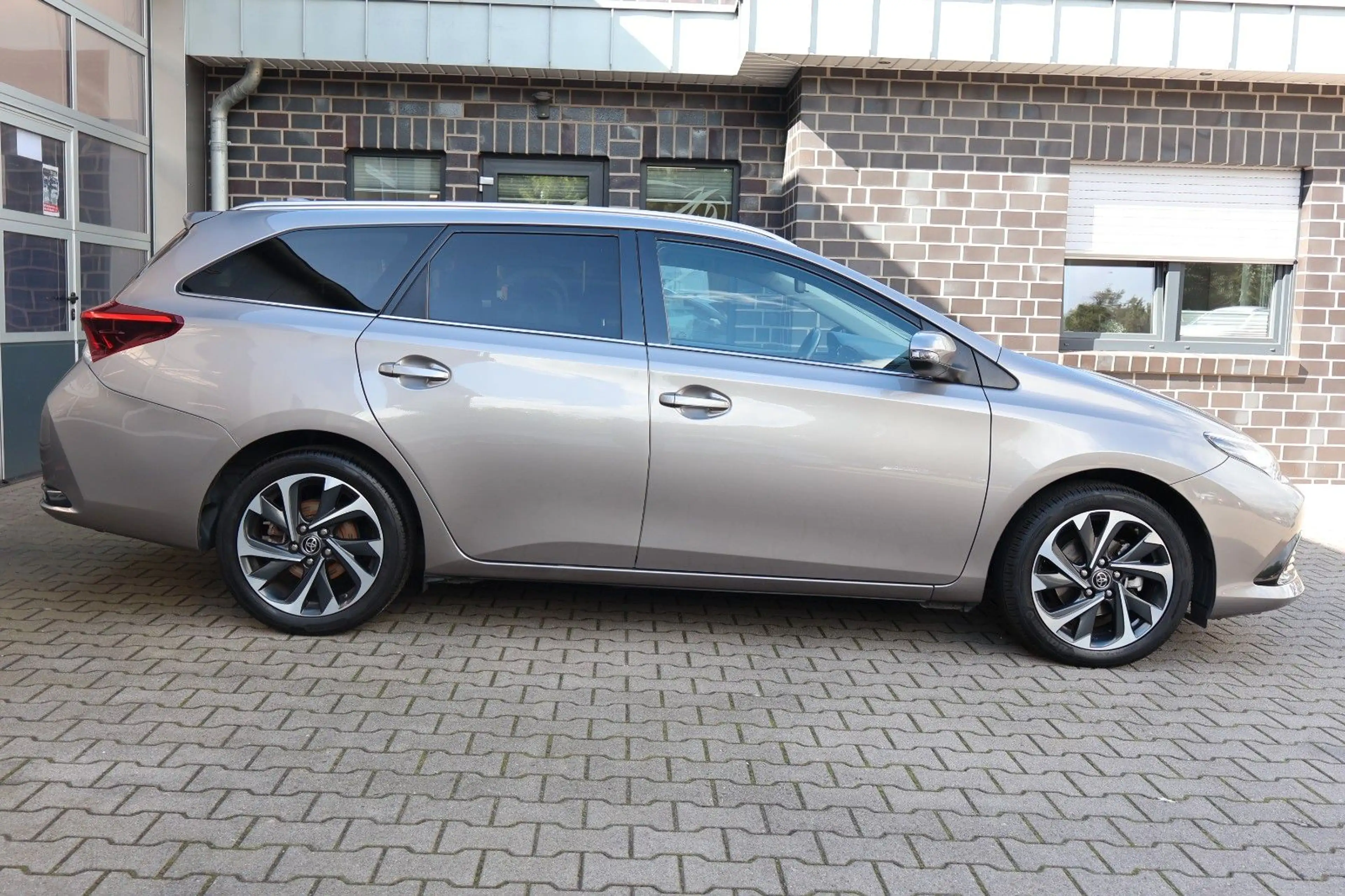 Toyota Auris Touring Sports Design Edition AHK/Kamera — photo 3