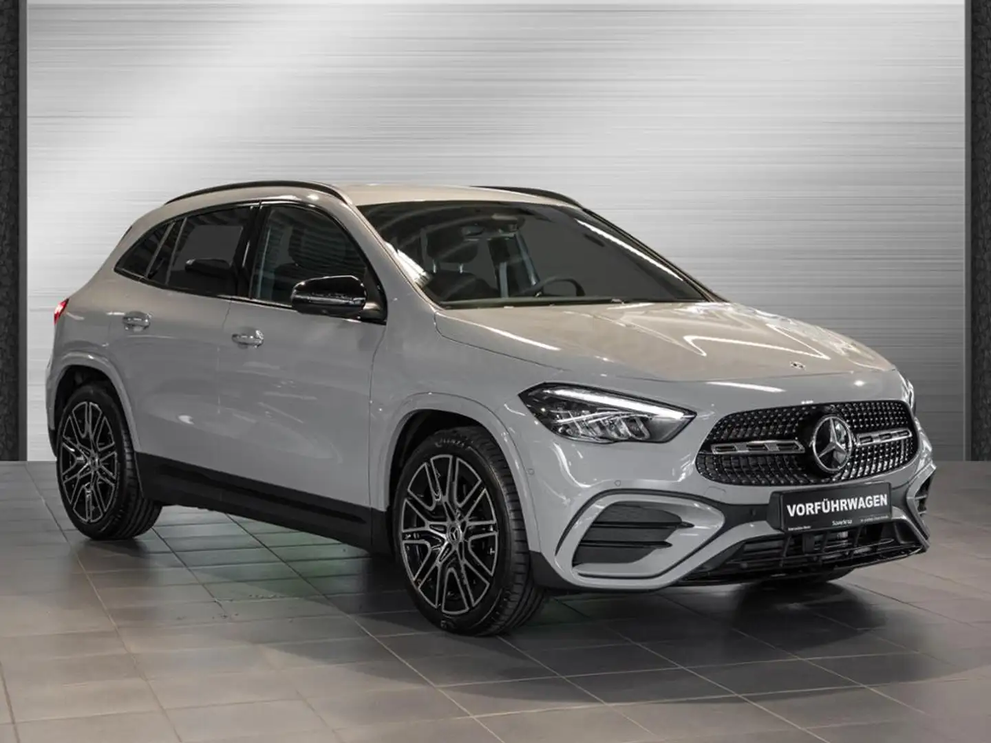 Mercedes-Benz GLA 200 d AMG NIGHT 360 AHK DISTR KAMERA SPUR Grau - 2