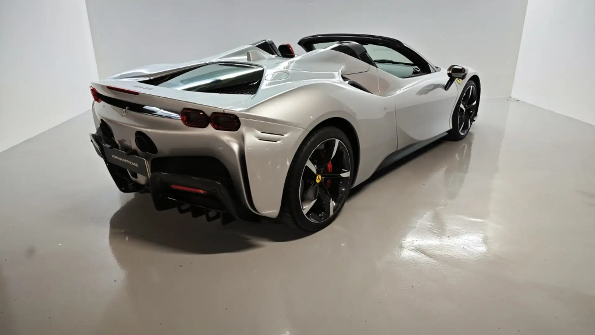 Ferrari SF90 Spider Plateado - 2