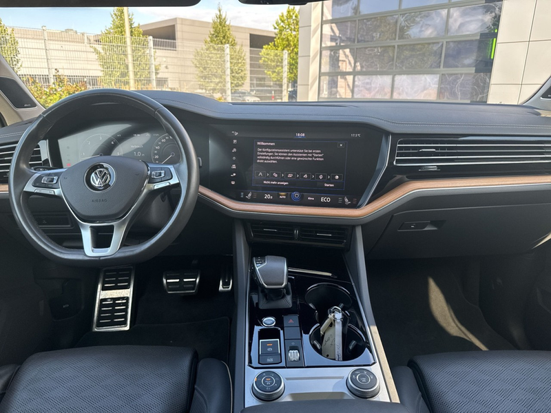 Volkswagen Touareg R-Line Atmosphere *AHK/Panorama/Leder/V8* — photo 7
