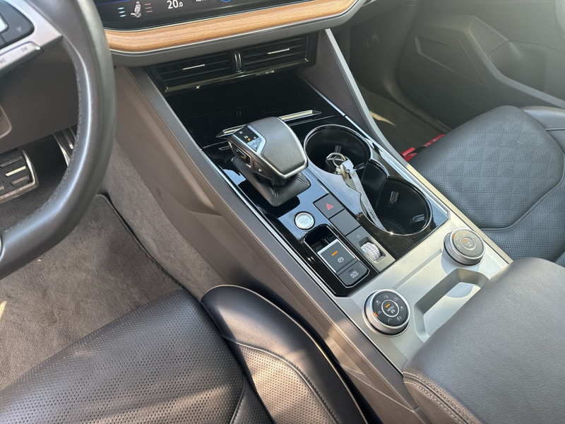 Volkswagen Touareg R-Line Atmosphere *AHK/Panorama/Leder/V8* — photo 9