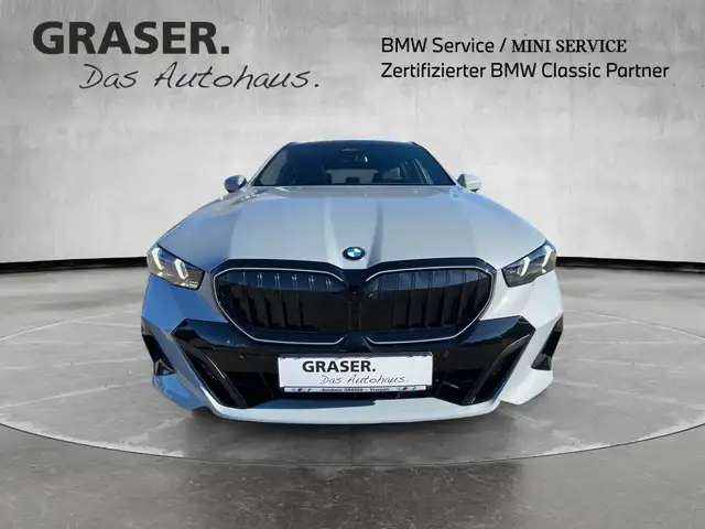 BMW 5 Series view 9
