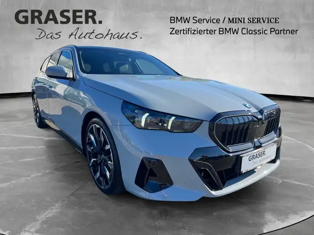 BMW 5 Series view 8