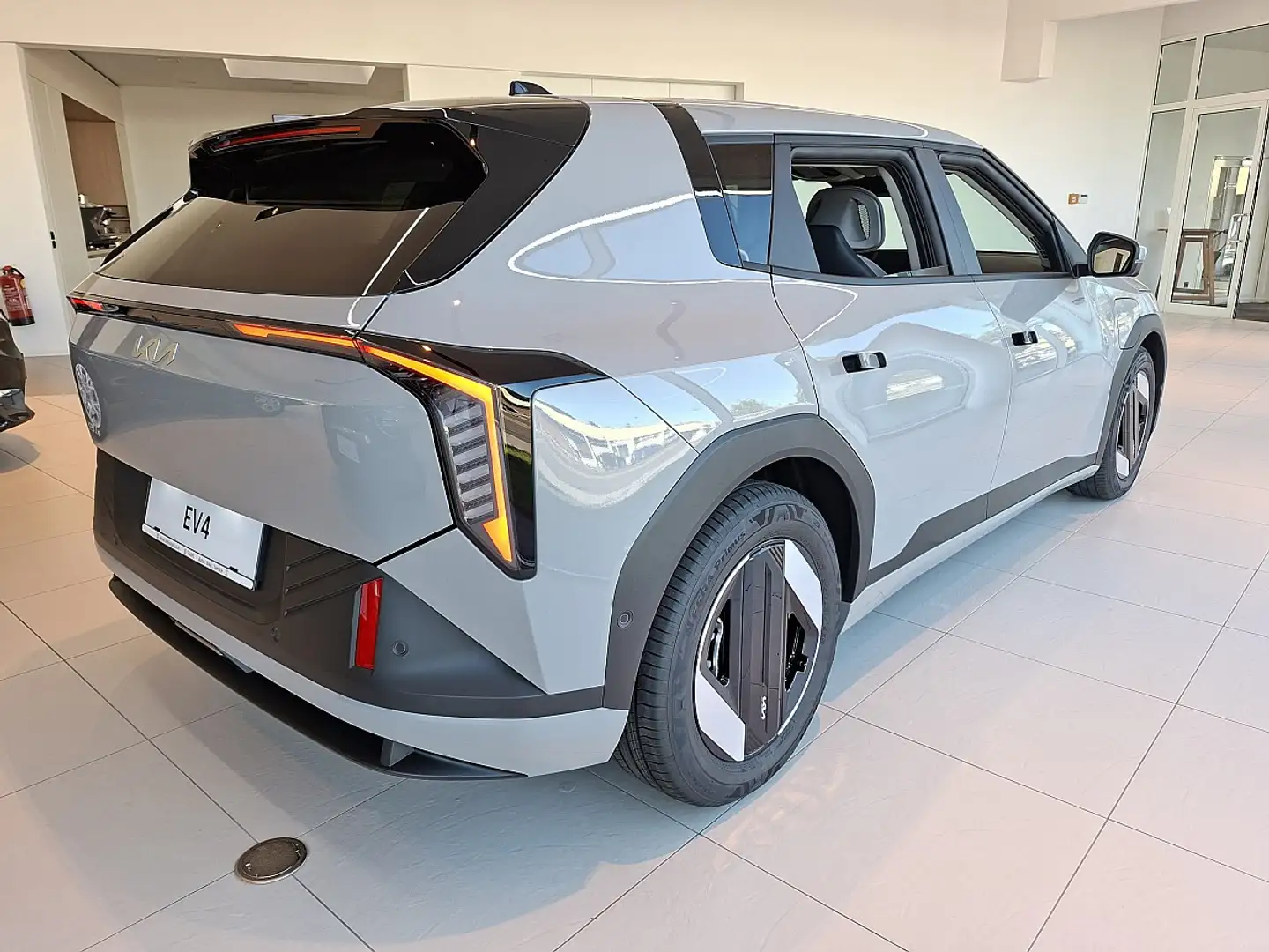 Kia EV4 HB Earth Plus Long Range | 81,4kWh FWD Aut. | S... Grau - 2