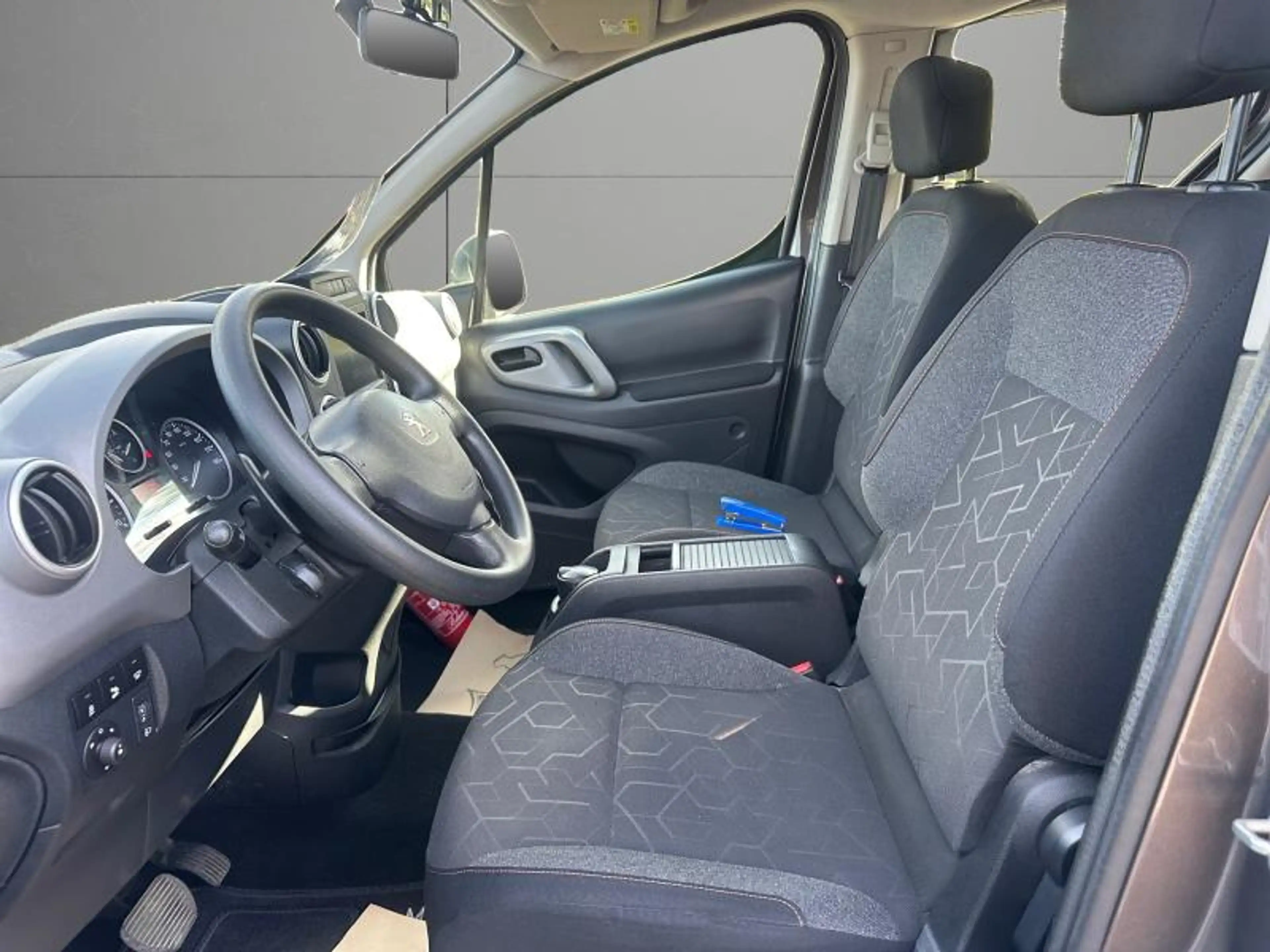 Peugeot Partner 6500 eur marchand1.6HDi 100Automatic gris 03/17 A — photo 7