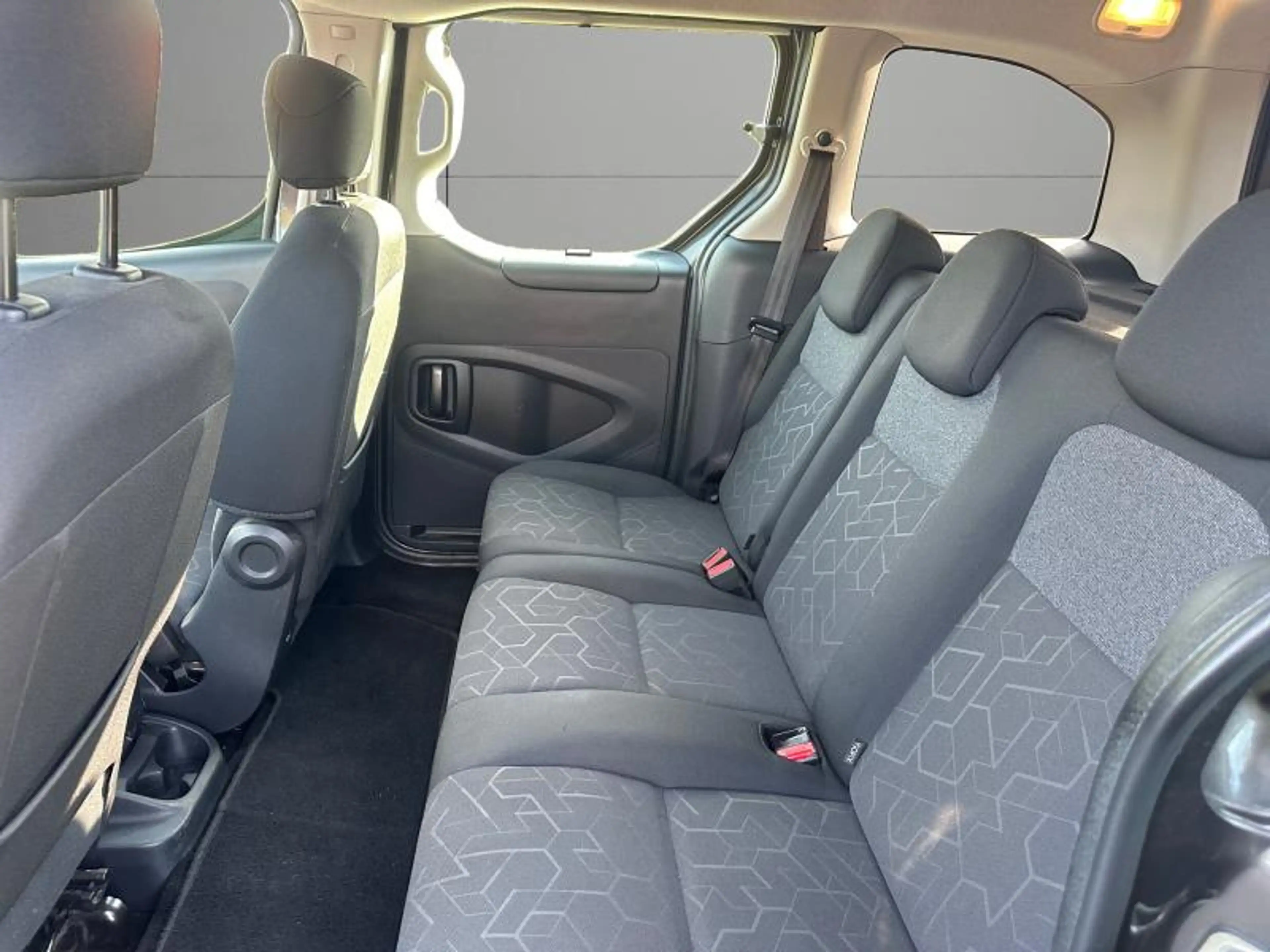 Peugeot Partner 6500 eur marchand1.6HDi 100Automatic gris 03/17 A — photo 6