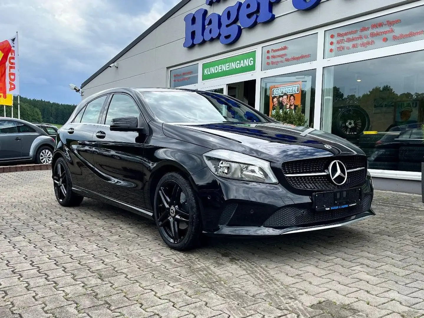 Mercedes-Benz A 180 A -Klasse A 180 8-fach bereift Navi PDC Noir - 1