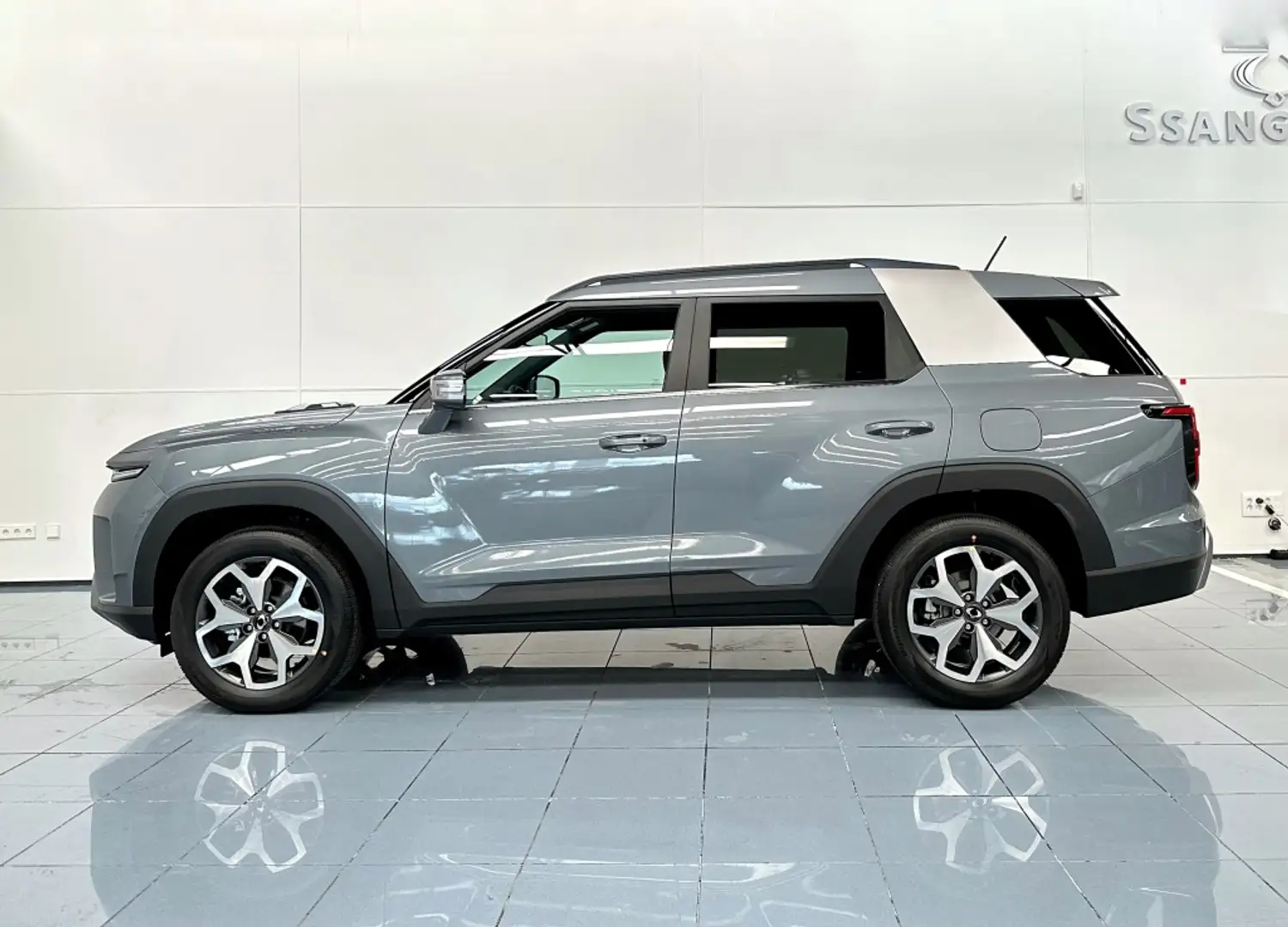 SsangYong Torres G15T Life 4x2 Gris - 2