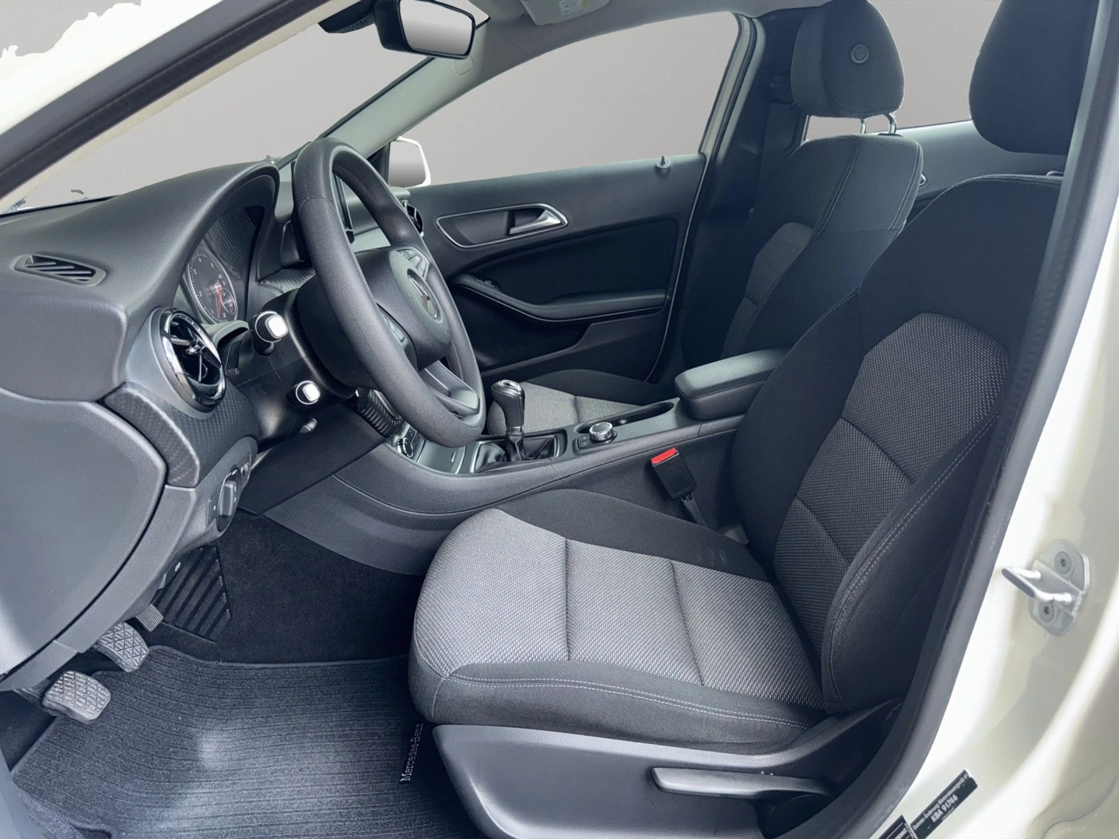 Mercedes-Benz GLA 200 d *Navigation*Tempomat* — photo 9