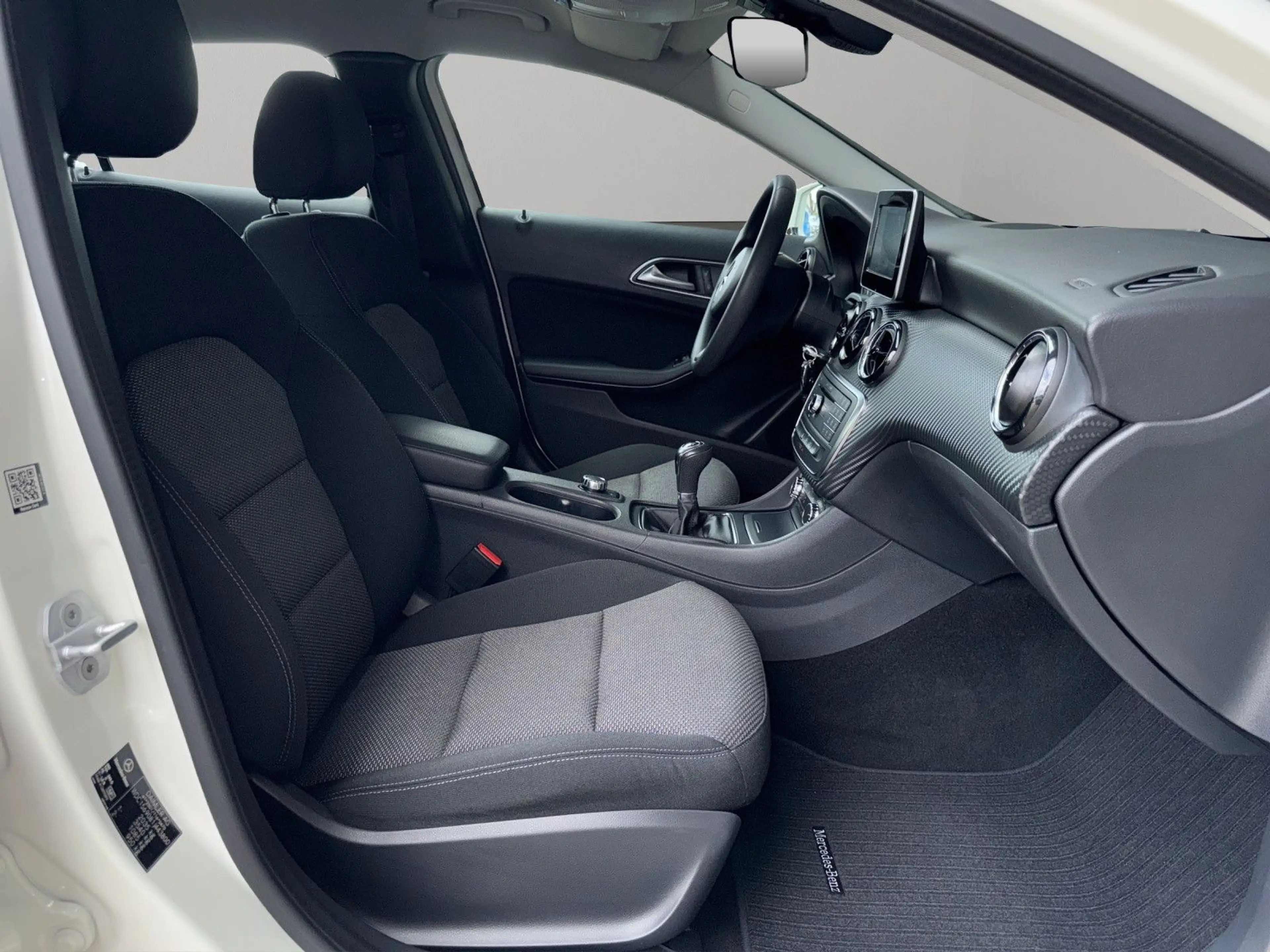 Mercedes-Benz GLA 200 d *Navigation*Tempomat* — photo 11