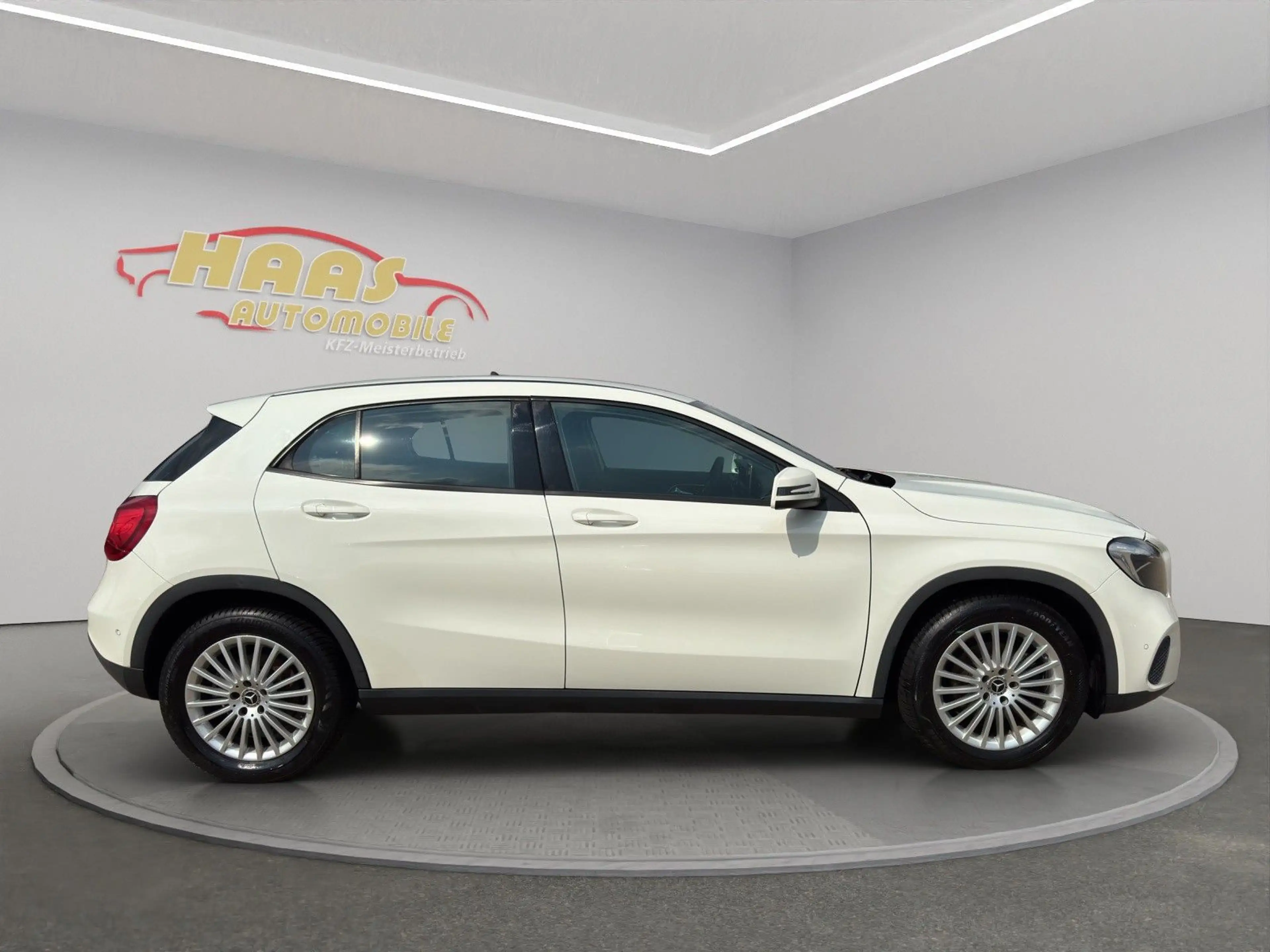 Mercedes-Benz GLA 200 d *Navigation*Tempomat* — photo 4