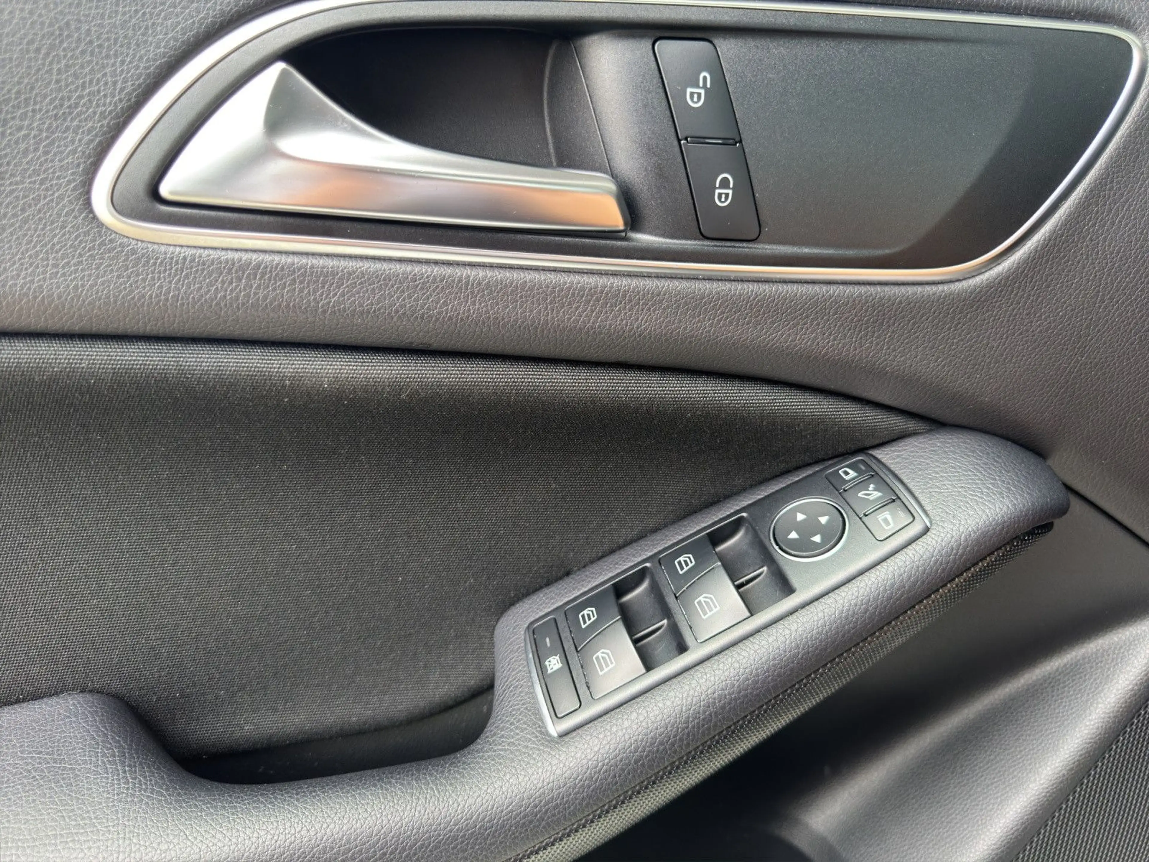 Mercedes-Benz GLA 200 d *Navigation*Tempomat* — photo 10
