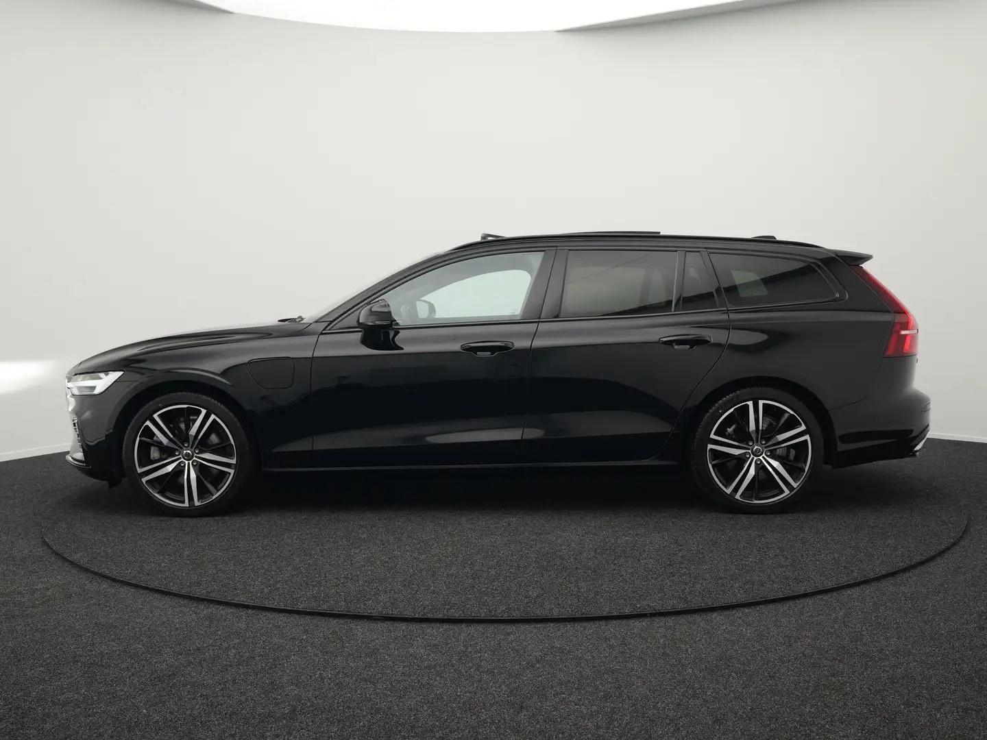 Volvo V60 T6 Recharge AWD R-Design LONG RANGE Plug In Hybrid Zwart - 2