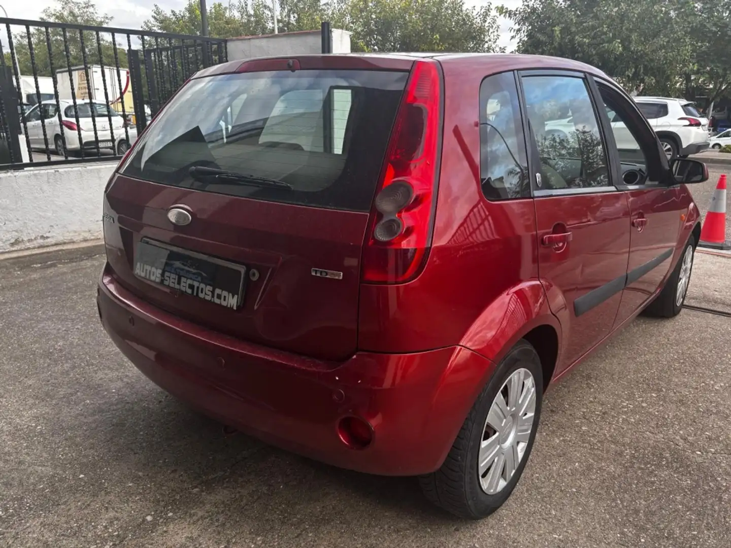 Ford Fiesta 1.6TDCI Ghia Rood - 2