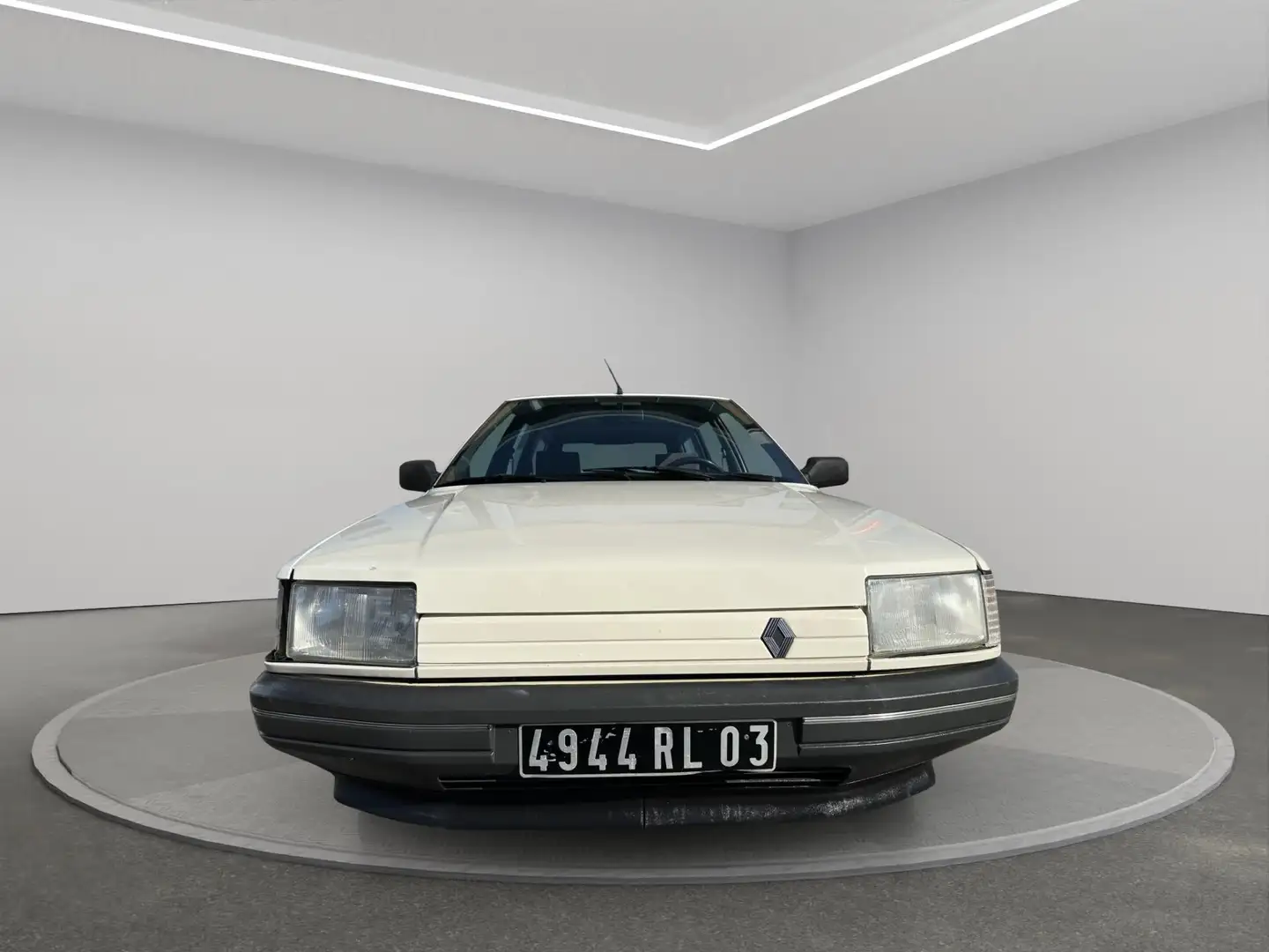 Renault Nevada 1.7 GTS Familiale. 7-zitplaatsen. Uniek en Белый - 2