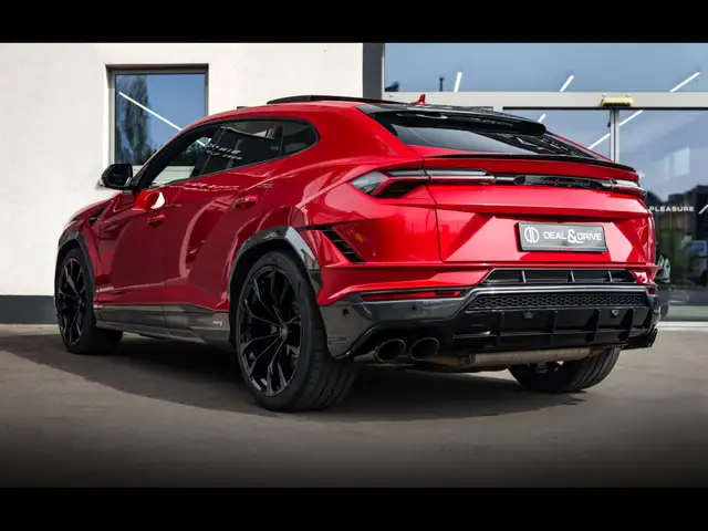 Lamborghini Urus view 3