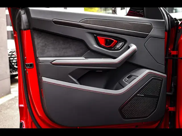 Lamborghini Urus view 9