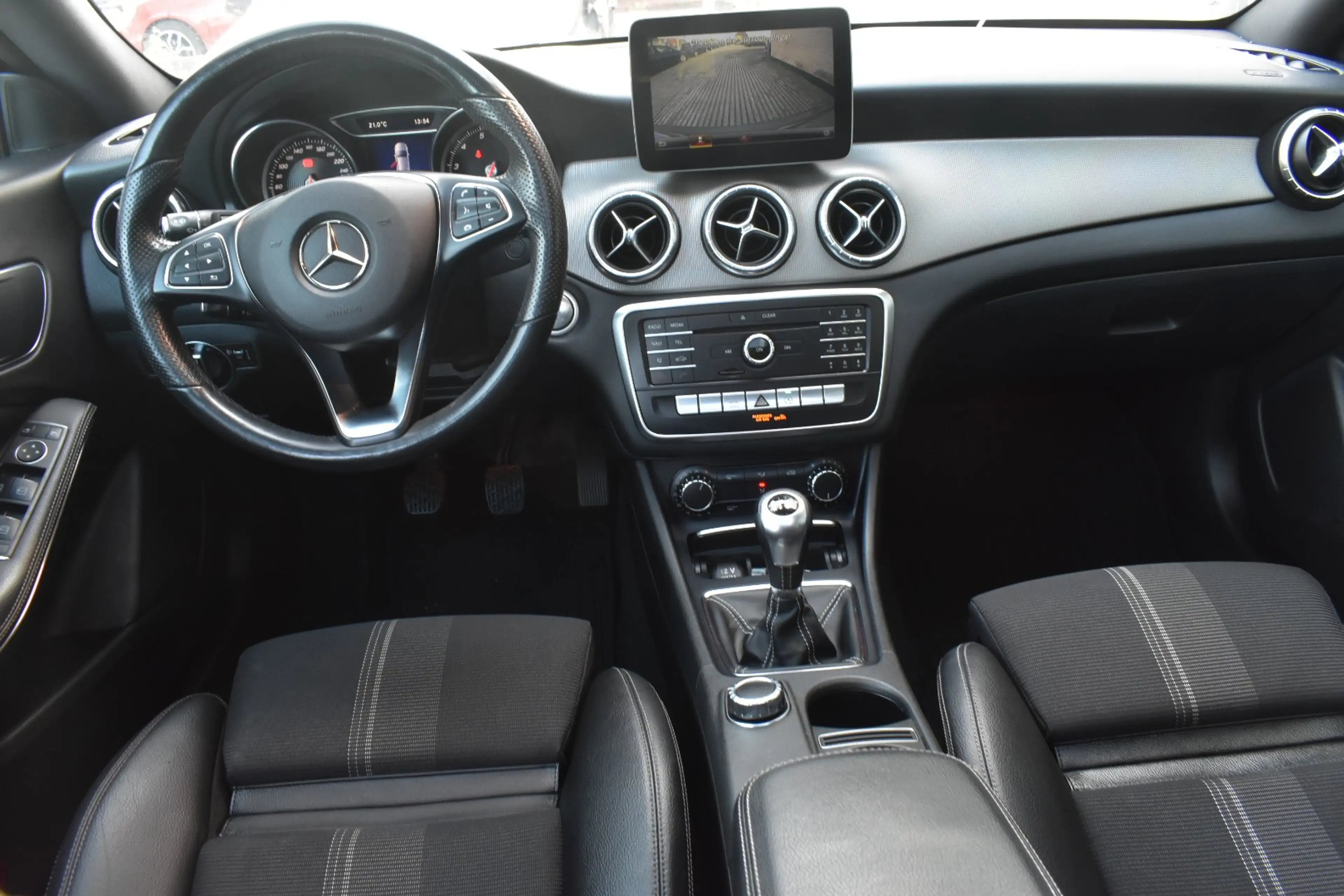Mercedes-Benz CLA 180 i Navi / Leder / Camera / Garantie — photo 9