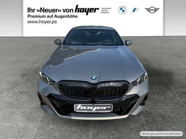 BMW 5 Series view 11