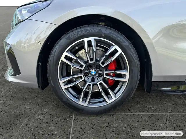 BMW 5 Series view 9