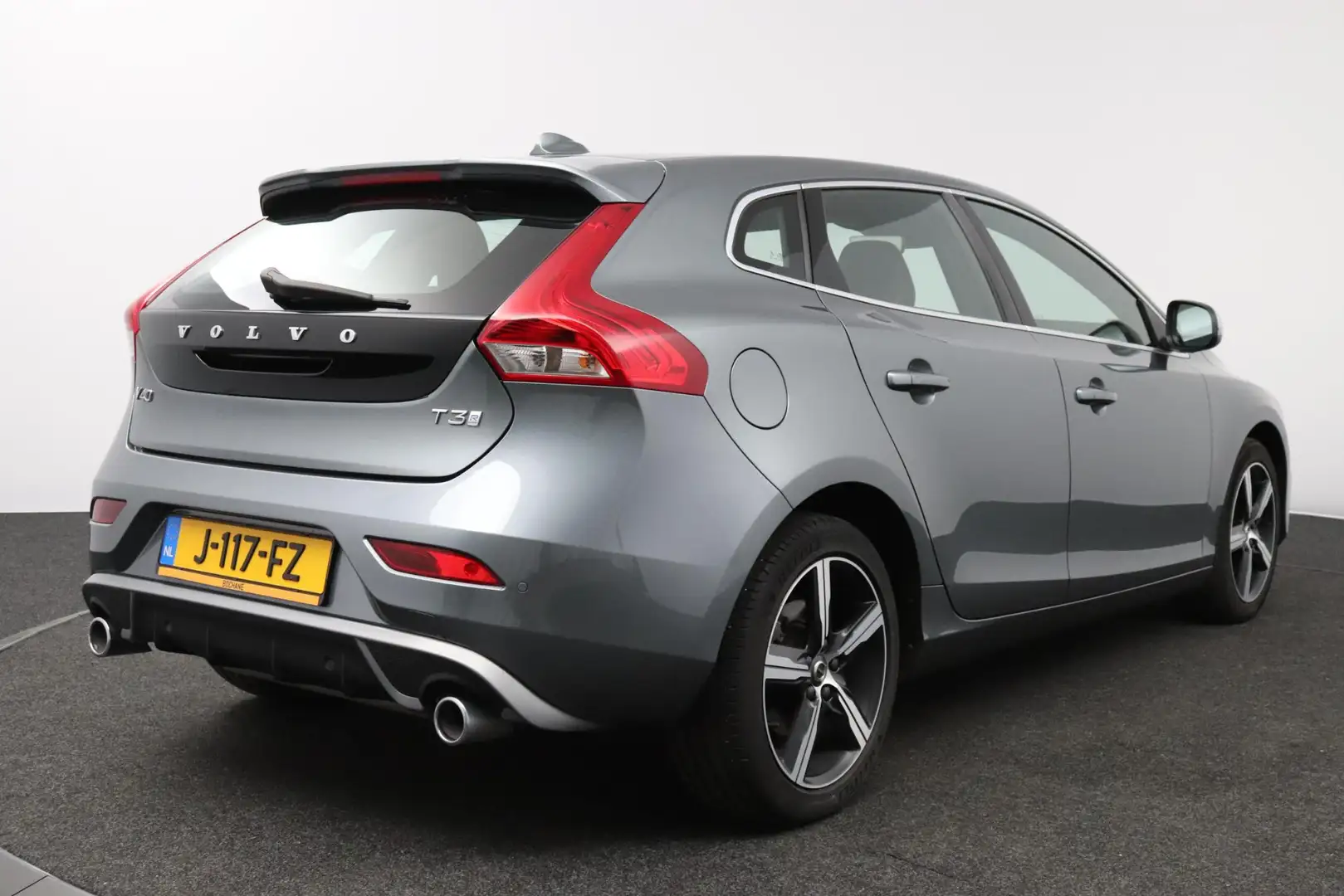Volvo V40 1.5 T3 R-Design 150PK| Automaat| Dealeronderhouden Grau - 2