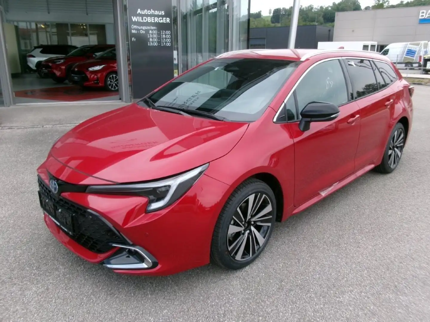 Toyota Corolla Corolla 1,8 HSD Touring Sports Teamplayer PREISHIT Rot - 1