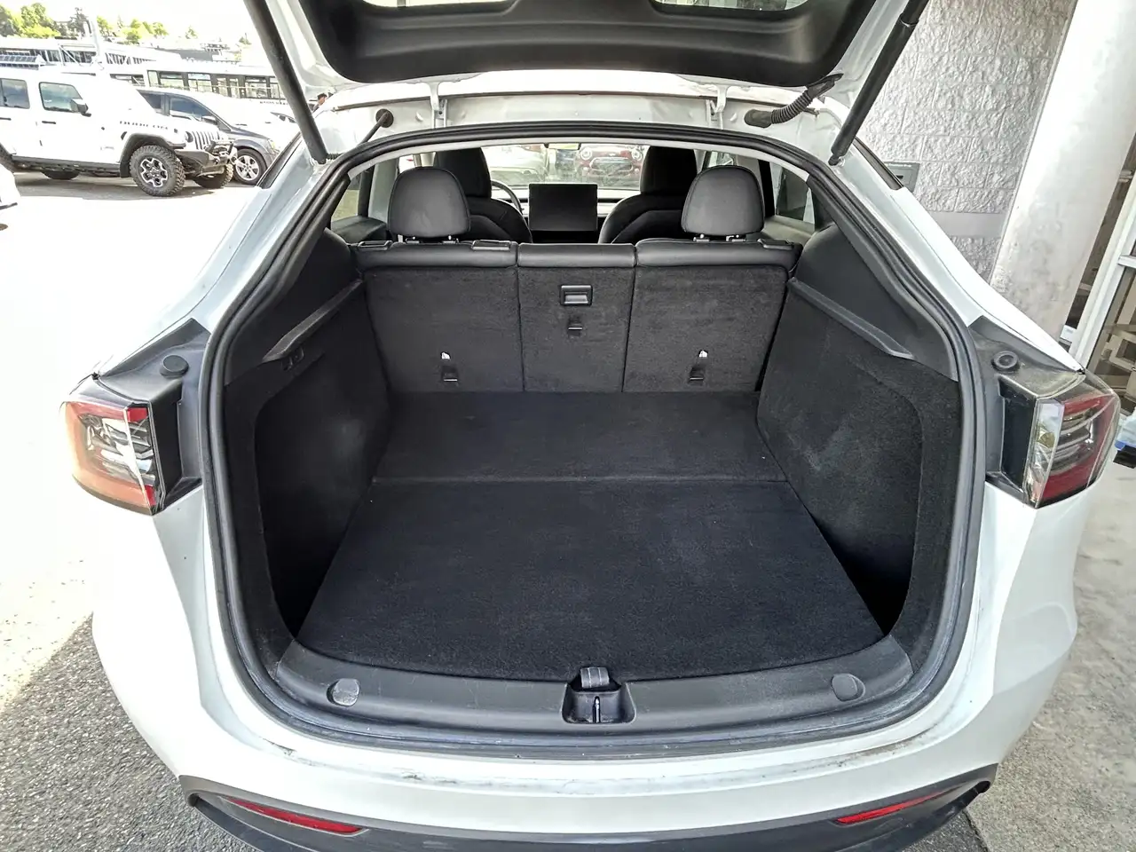 Tesla Model Y снимка Tesla Model Y