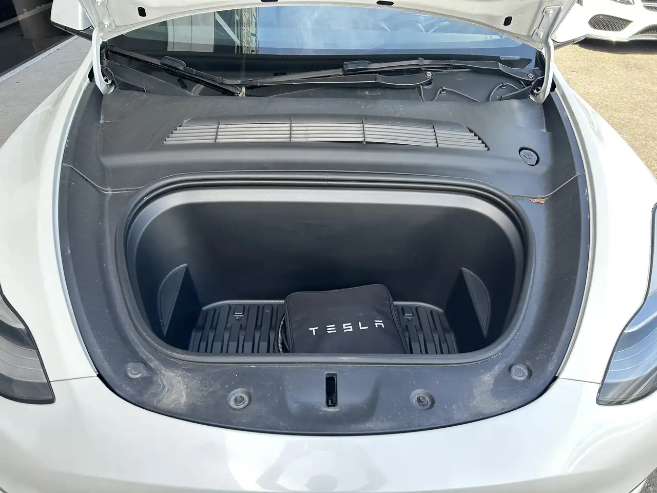 Tesla Model Y снимка Tesla Model Y