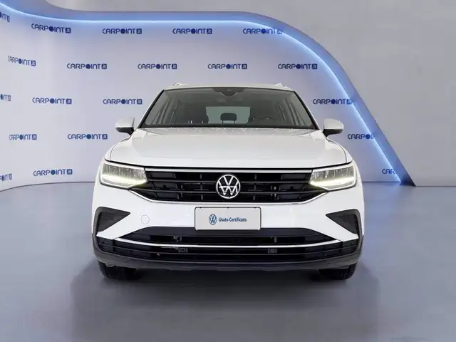 Volkswagen Tiguan view 4