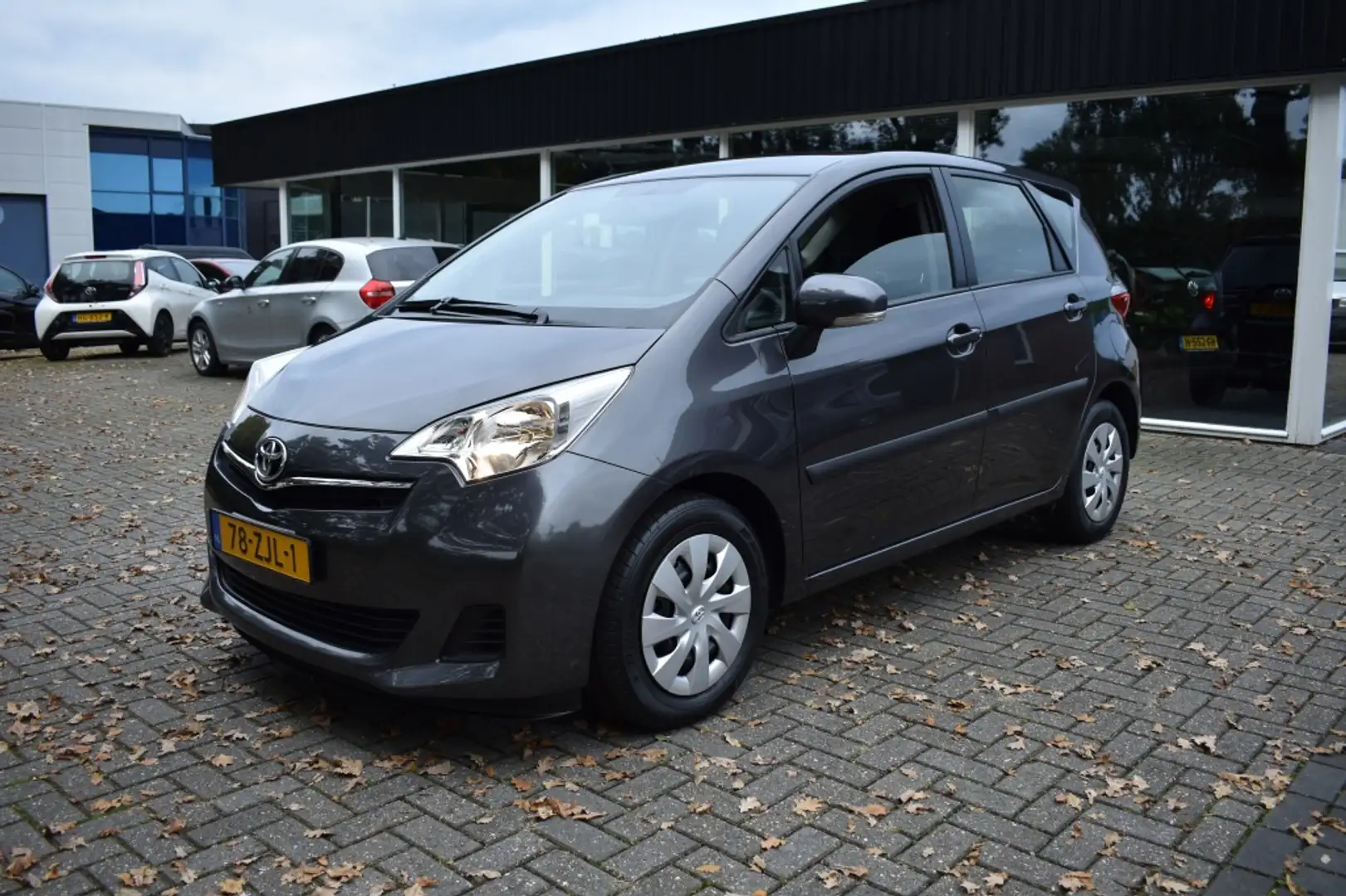 Toyota Verso-S 1.3 VVT-i Comf. Plus AIRCO ELEK RAMEN TREKHAAK Grijs - 1
