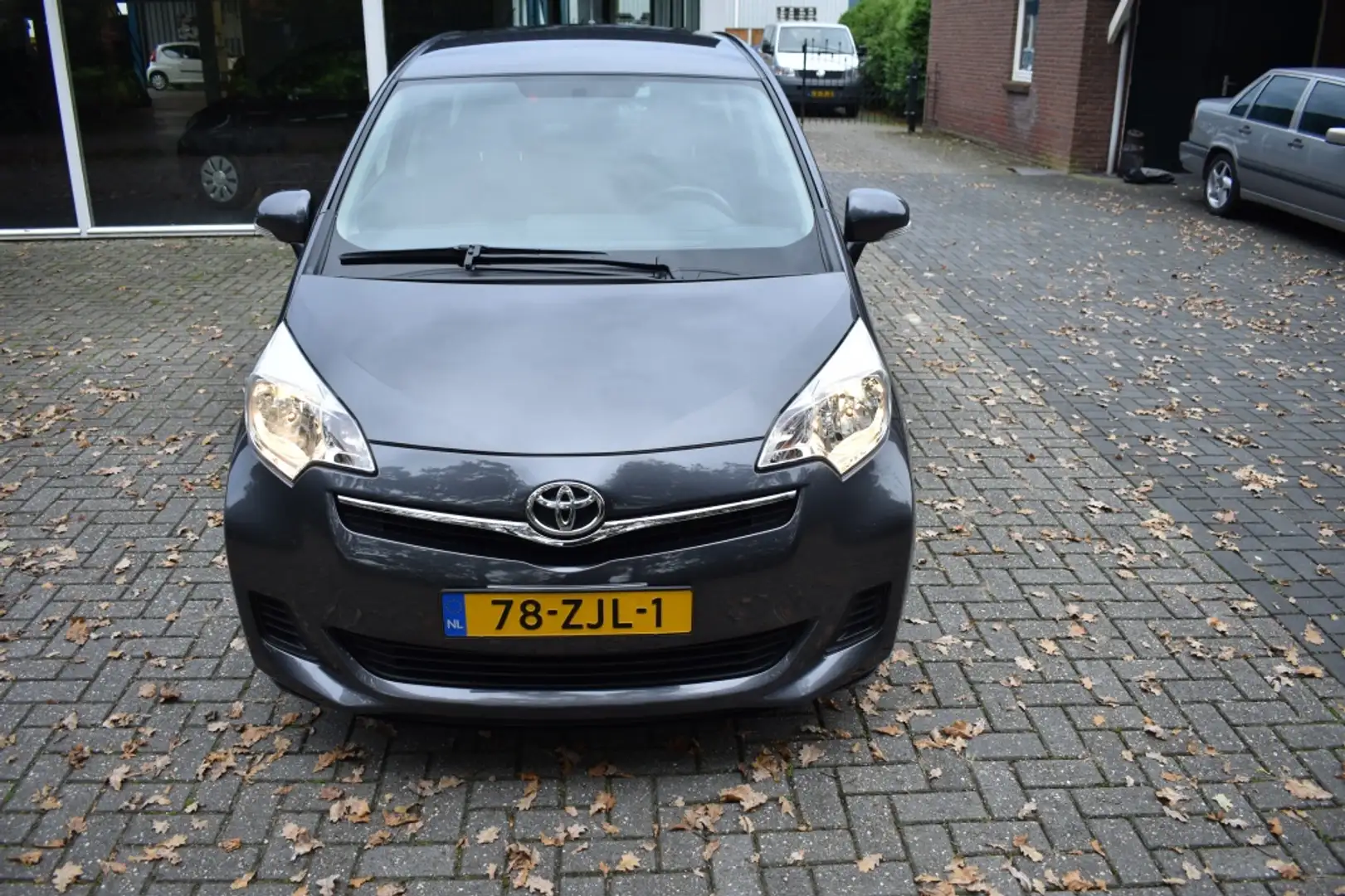 Toyota Verso-S 1.3 VVT-i Comf. Plus AIRCO ELEK RAMEN TREKHAAK Grijs - 2