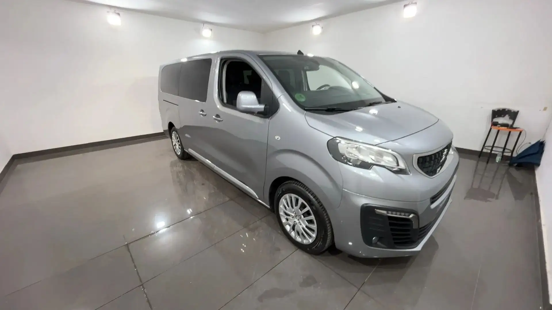 Peugeot Traveller Traveller 1.5 BlueHDi Business 120CV 9 P Grijs - 1