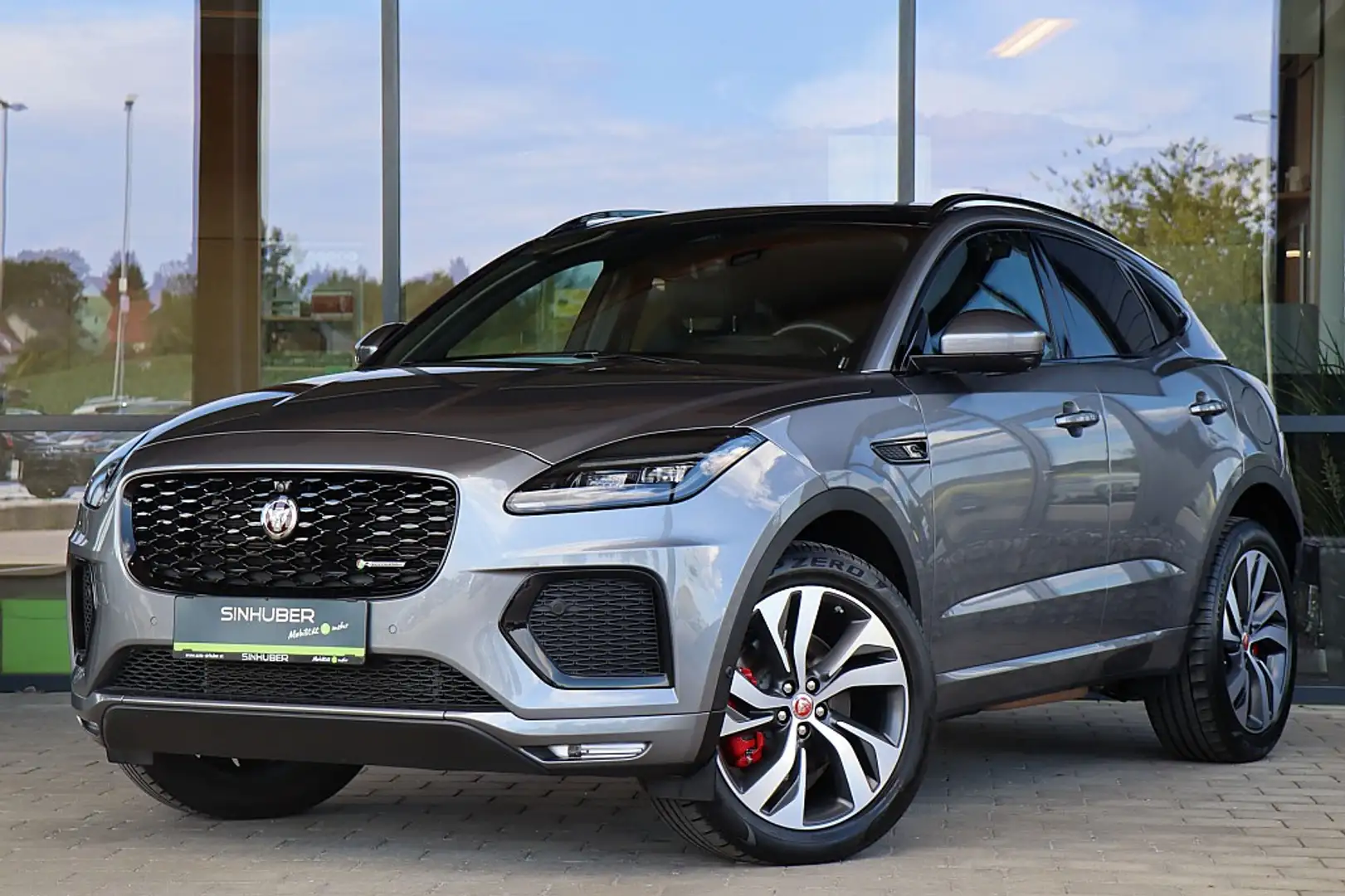 Jaguar E-Pace 1,5 P300e PHEV AWD R-Dynamic SE Aut. NP €74tsd ... Grau - 1