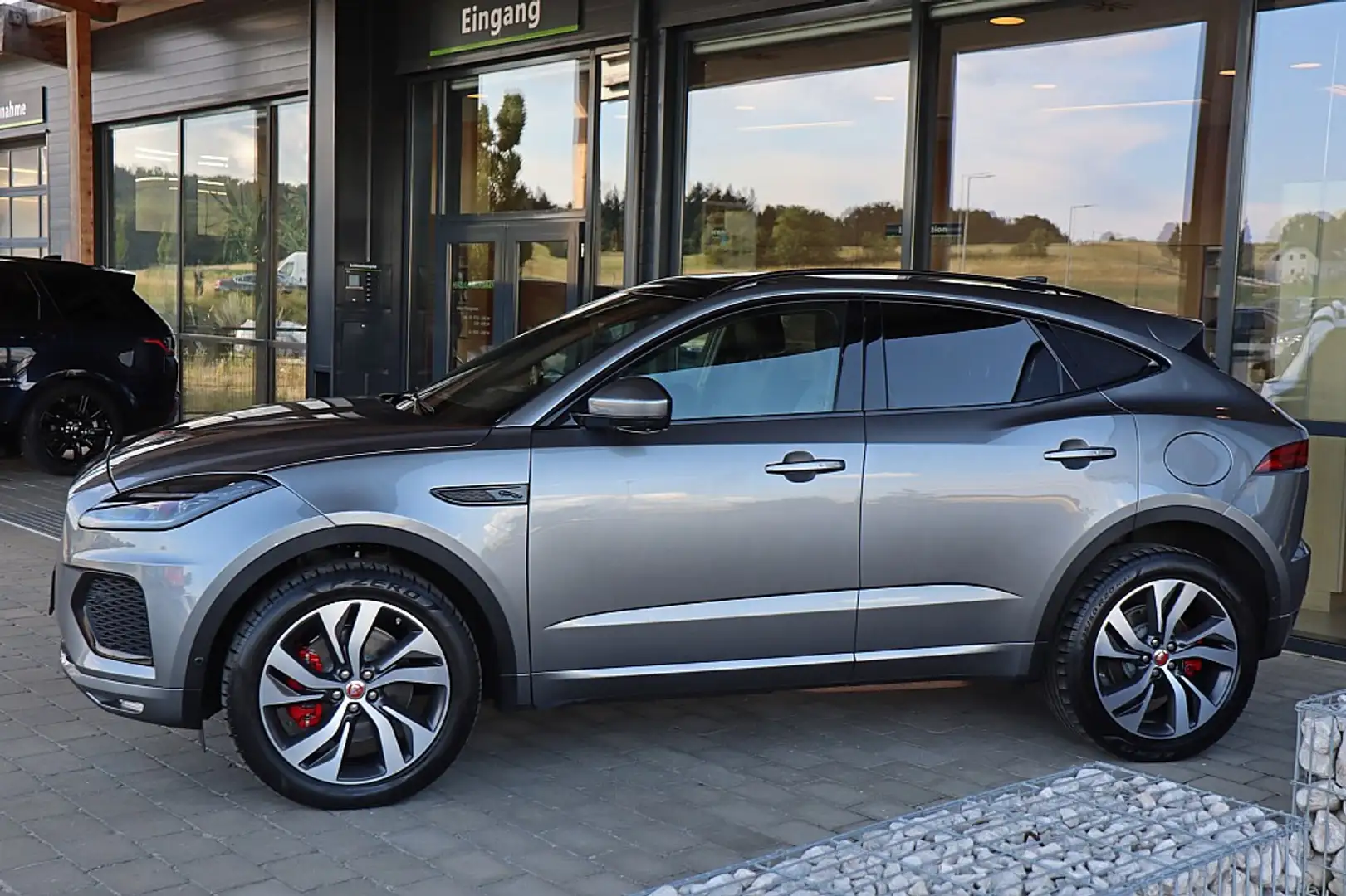 Jaguar E-Pace 1,5 P300e PHEV AWD R-Dynamic SE Aut. NP €74tsd ... Grau - 2