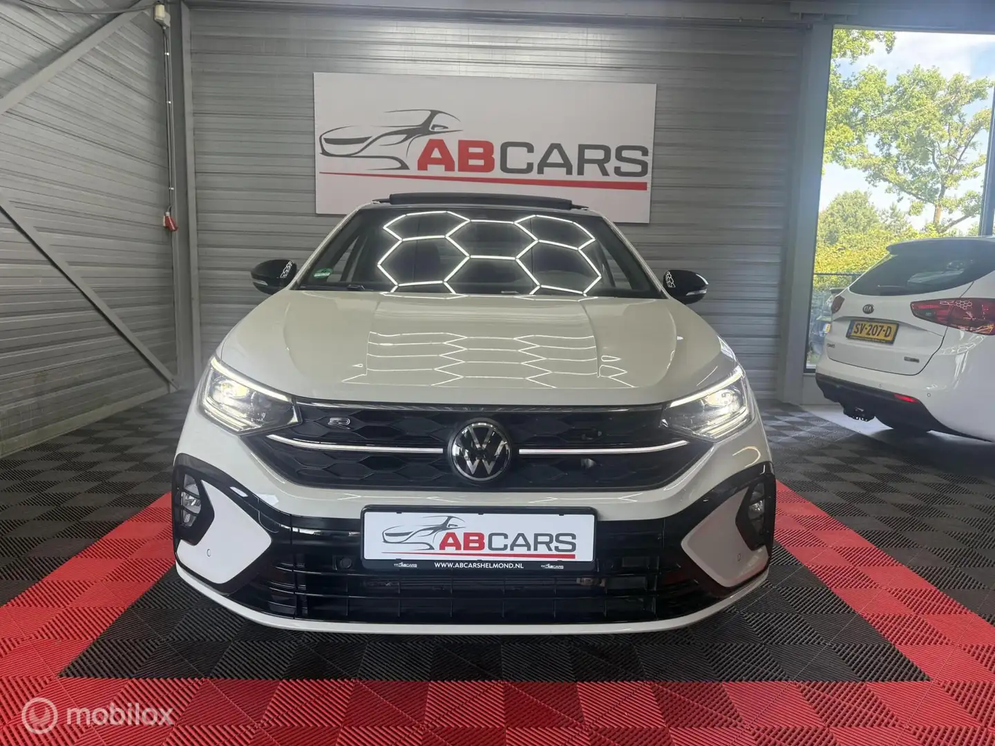 Volkswagen Taigo 1.5 TSI R-Line DSG - Panoramadak Grijs - 2