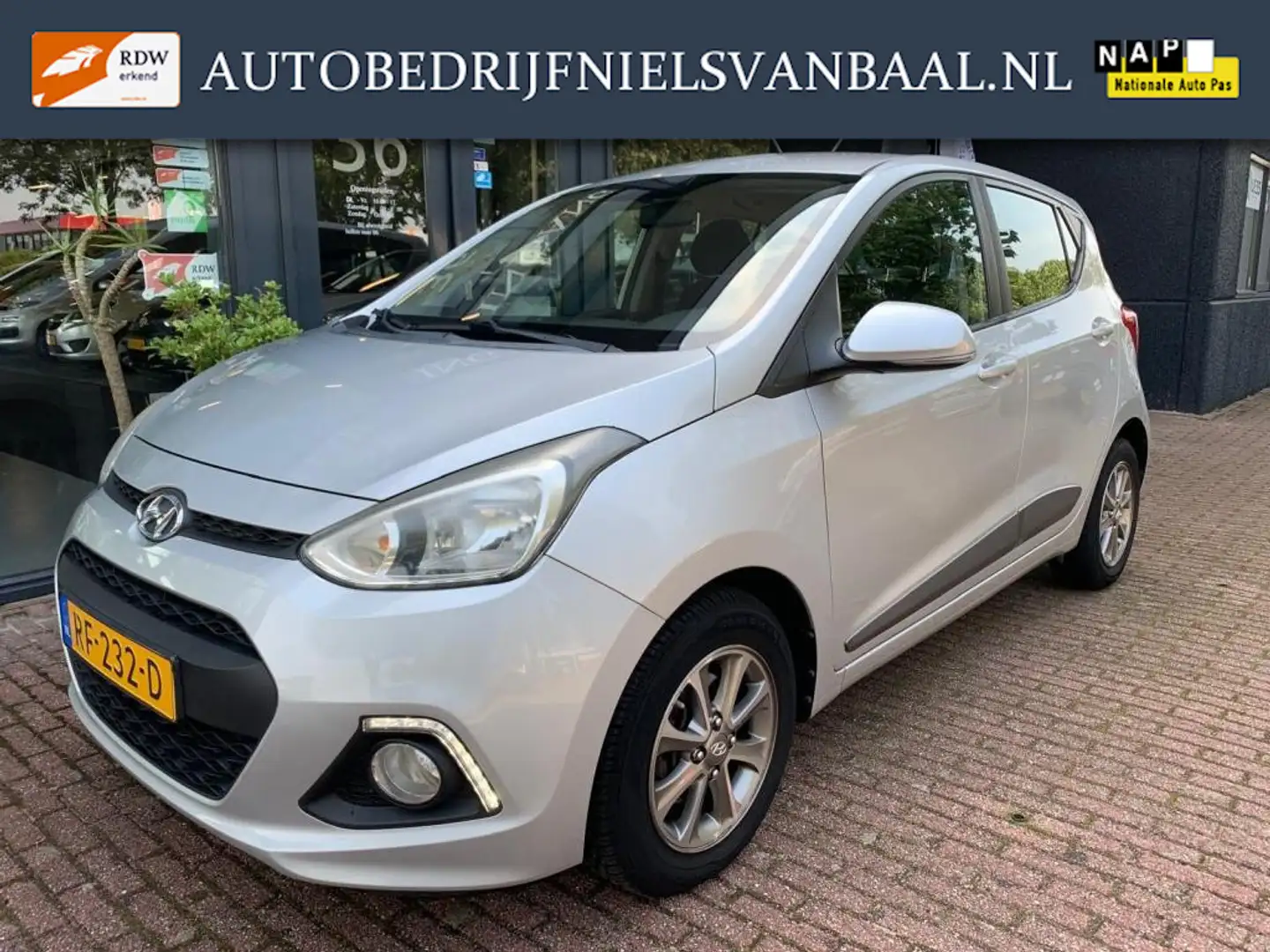 Hyundai i10 1.0i i-Motion Comfort Automaat/87Dkm/Clima/PDC Grijs - 1
