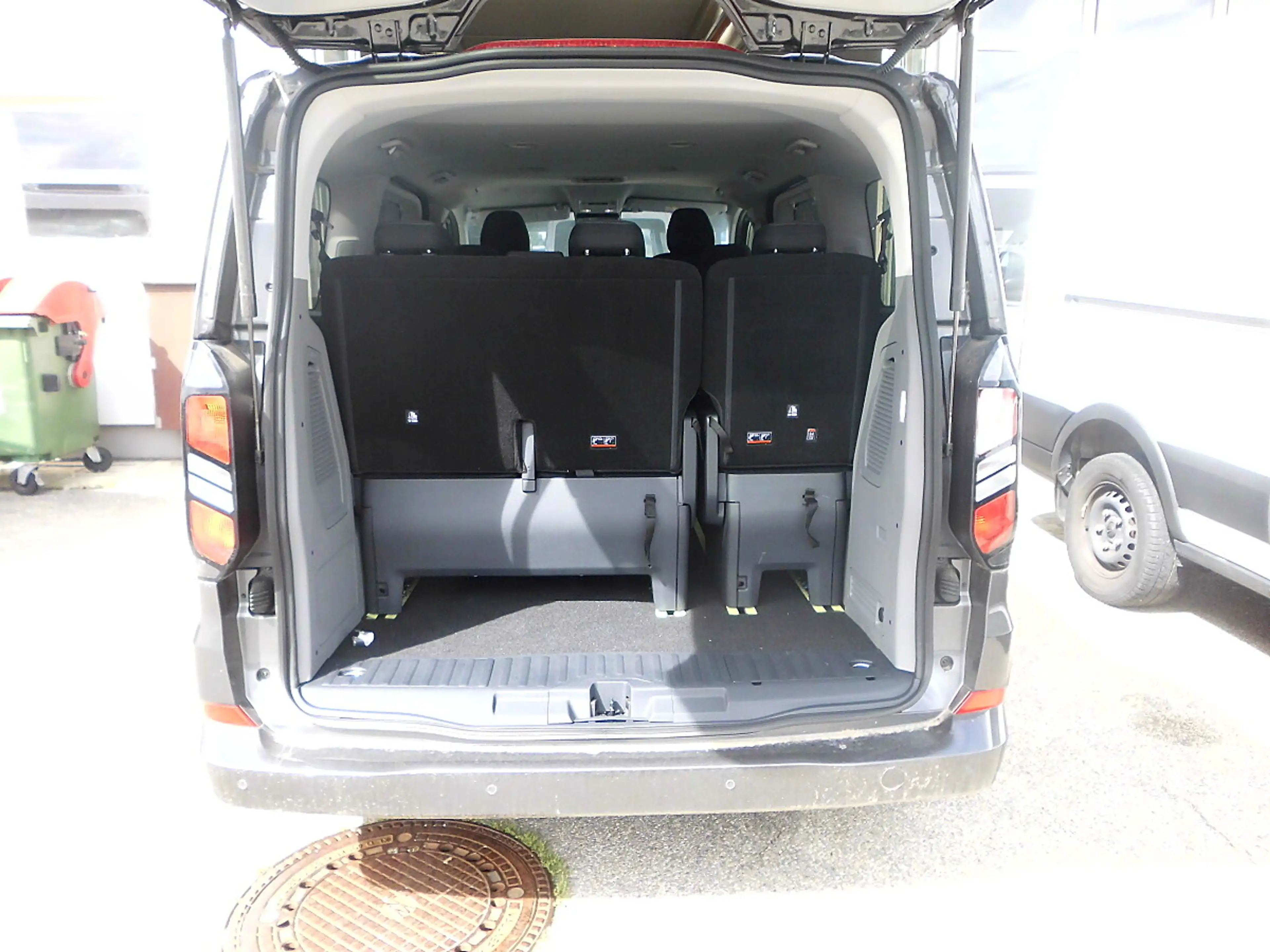 Ford Tourneo Custom Bus 2,0 EcoBlue 320 L1H1 FWD Titanium Aut. — photo 7